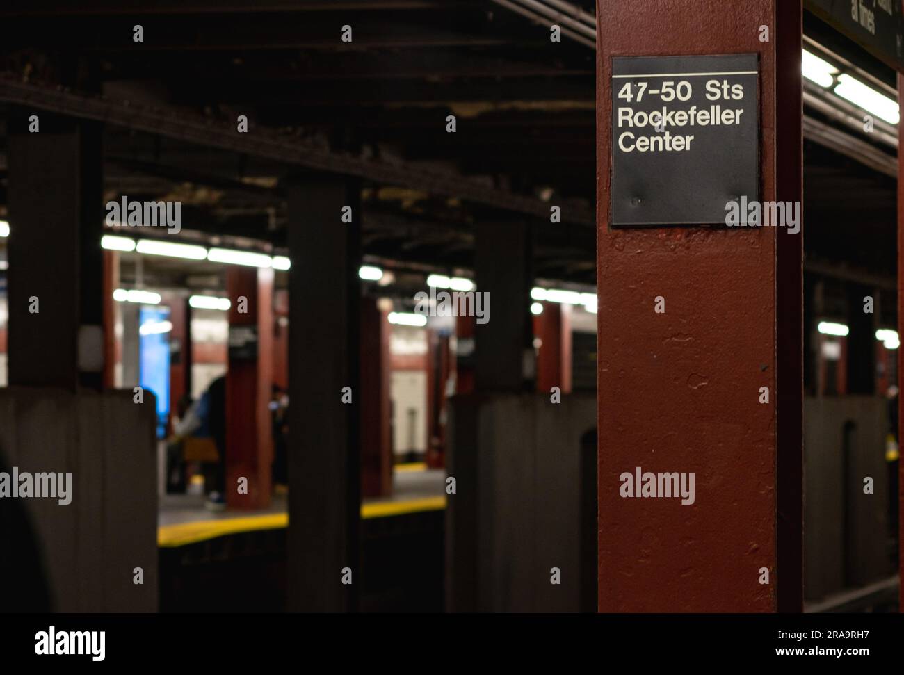Banchina della metropolitana di New York in attesa della metropolitana del Rockefeller Center Foto Stock