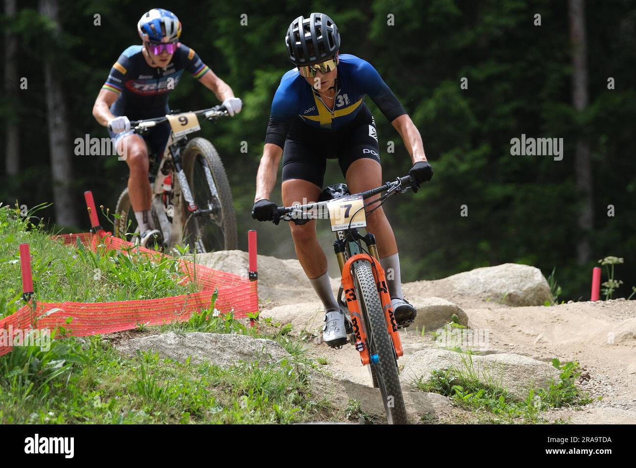 Jenny Rissveds (SWE) in azione durante la gara XCO Elite Women, alla UCI MTB World Series 2023, tappa Val di Sole il 2 luglio 2023 in Val di Sole, Trento, Italia. Credito: Live Media Publishing Group/Alamy Live News Foto Stock