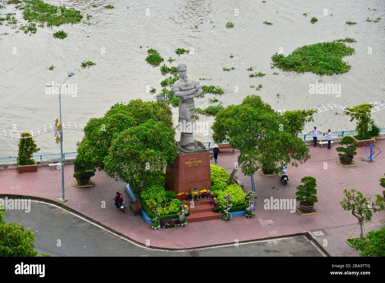 My Tho, Vietnam, 17 giugno 2023. Monumento di Nguyen Huu Huan, un eroe del Vietnam nel parco cittadino di My Tho, provincia di Tien Giang. Foto Stock