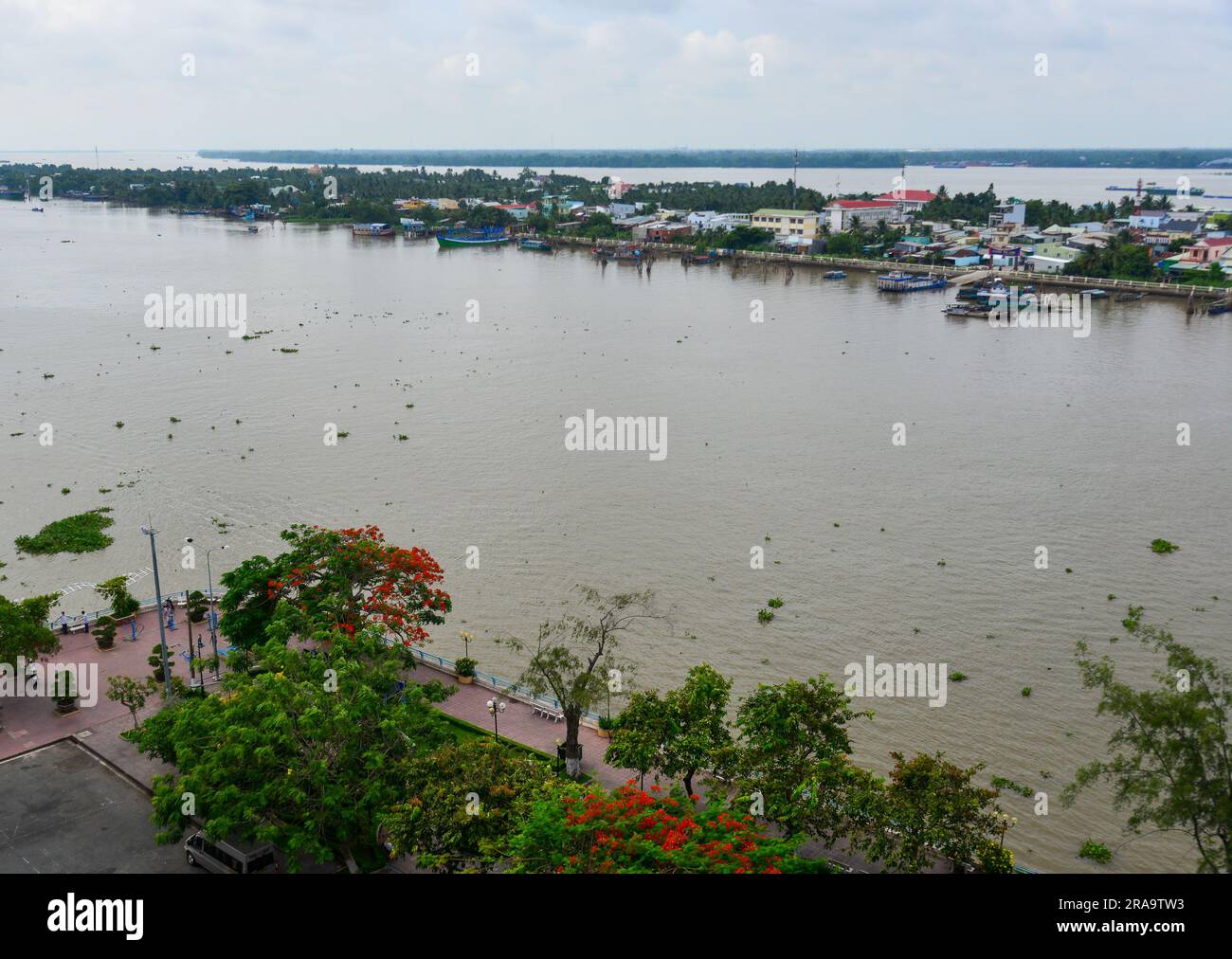 My Tho, Vietnam, 17 giugno 2023. Paesaggio del fiume Mekong nella città di My Tho, provincia di Tien Giang, Vietnam. Foto Stock