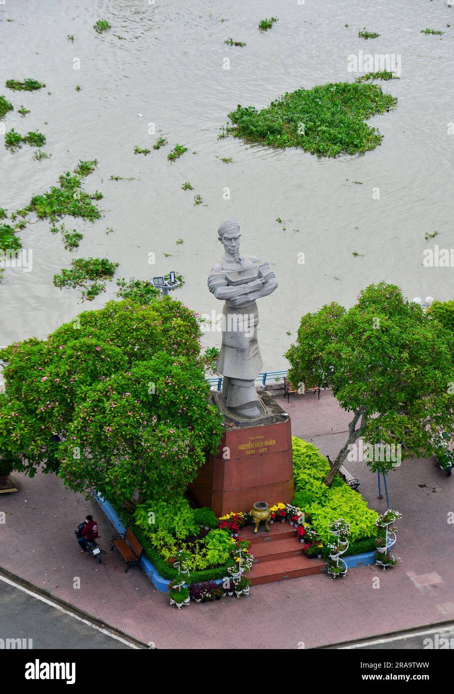 My Tho, Vietnam, 17 giugno 2023. Monumento di Nguyen Huu Huan, un eroe del Vietnam nel parco cittadino di My Tho, provincia di Tien Giang. Foto Stock