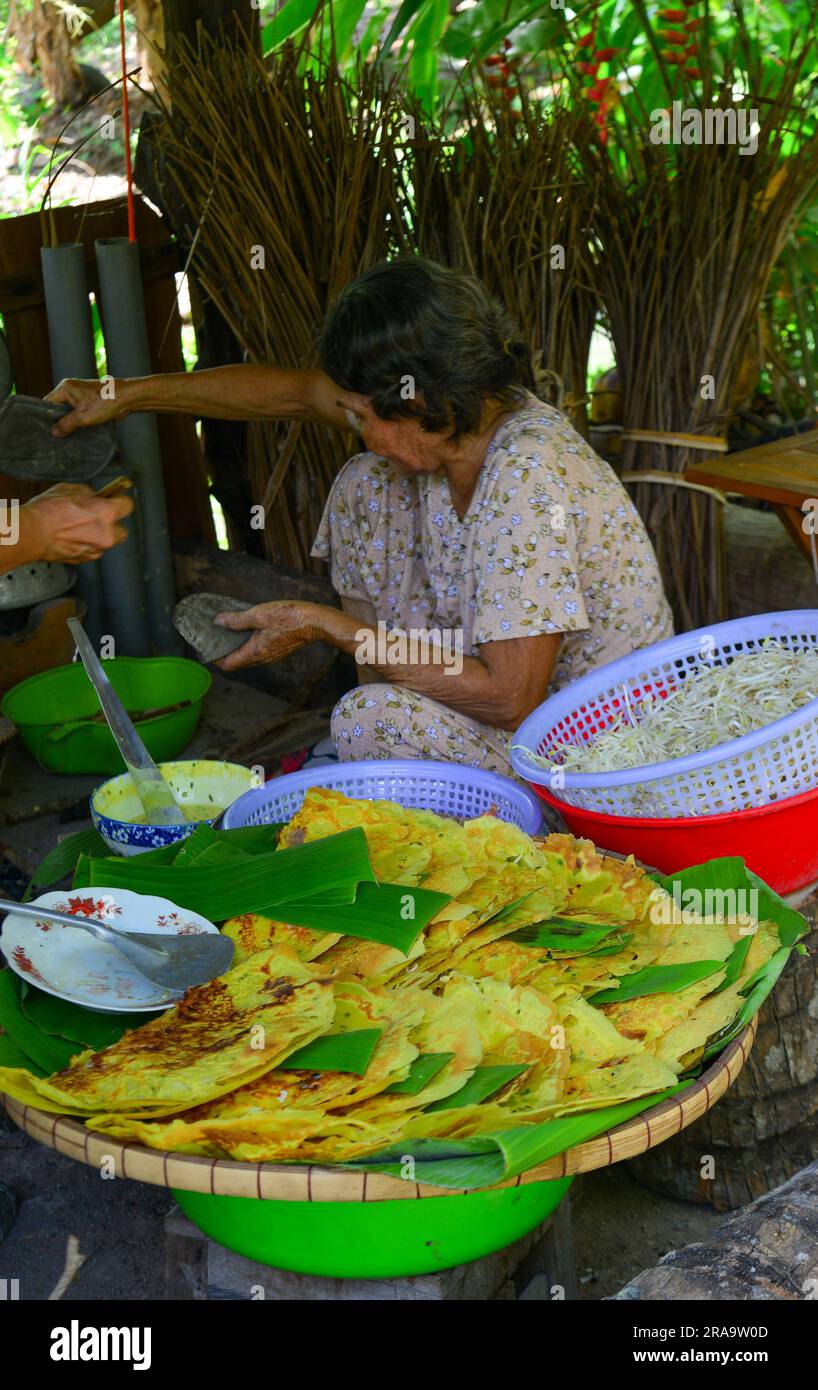 My Tho, Vietnam, 18 giugno 2023. Donna locale che prepara pancake tradizionali (Banh Xeo) presso un ristorante locale a My Tho, nella provincia di Tien Giang. Foto Stock