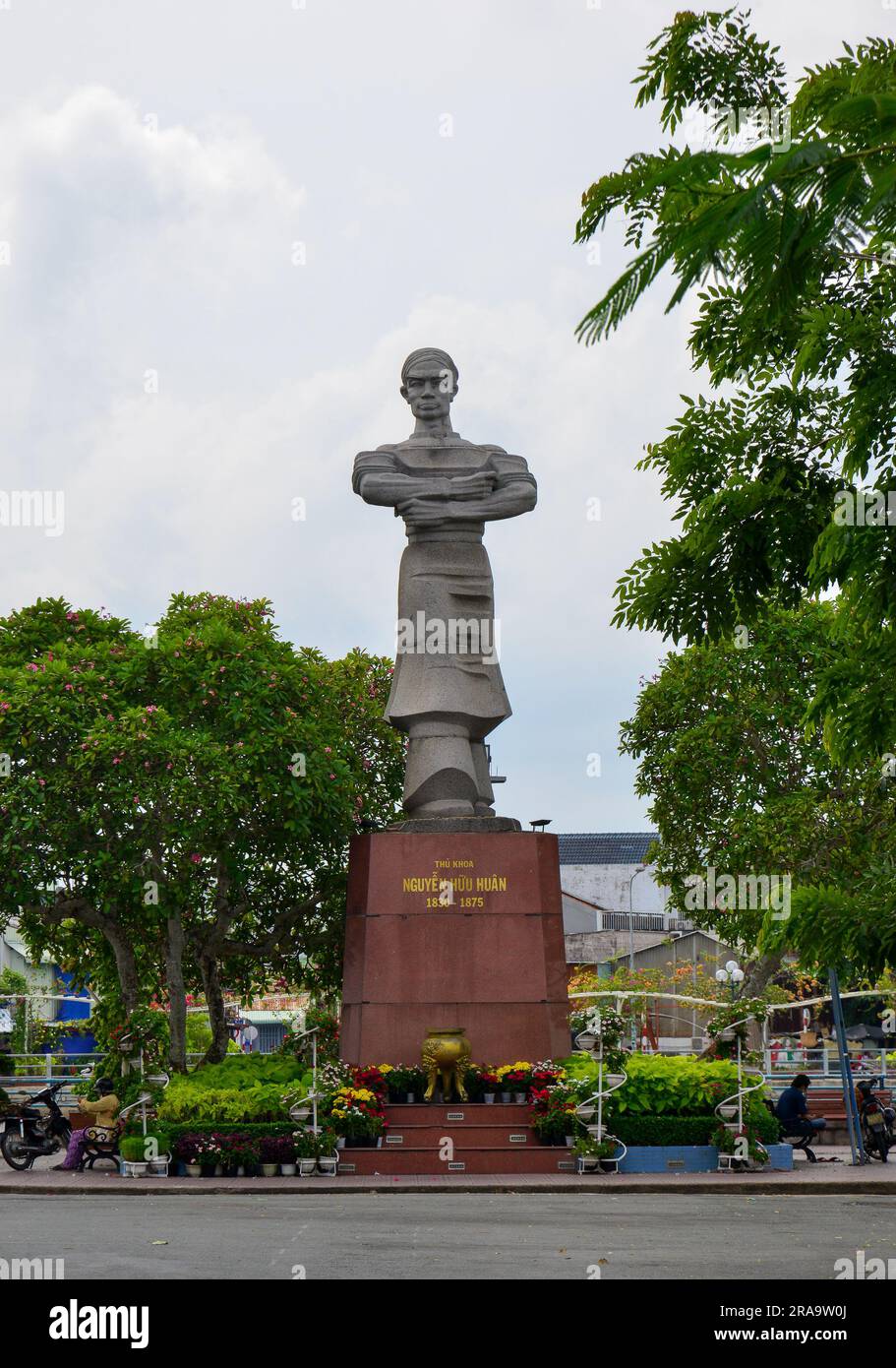 My Tho, Vietnam, 17 giugno 2023. Monumento di Nguyen Huu Huan, un eroe del Vietnam nel parco cittadino di My Tho, provincia di Tien Giang. Foto Stock