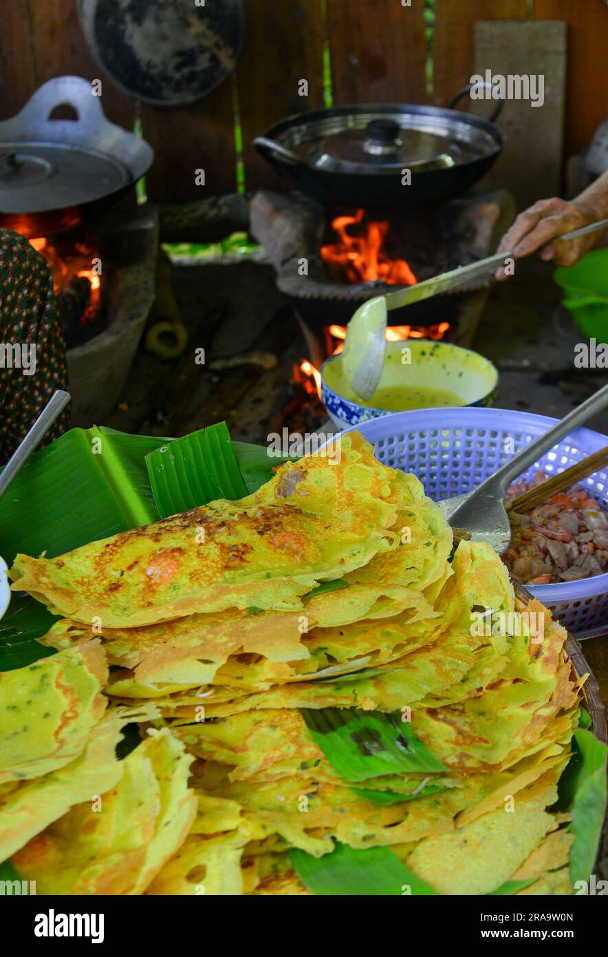 Pancake tradizionali (Banh Xeo) presso un ristorante locale a My Tho, nella provincia di Tien Giang. Foto Stock