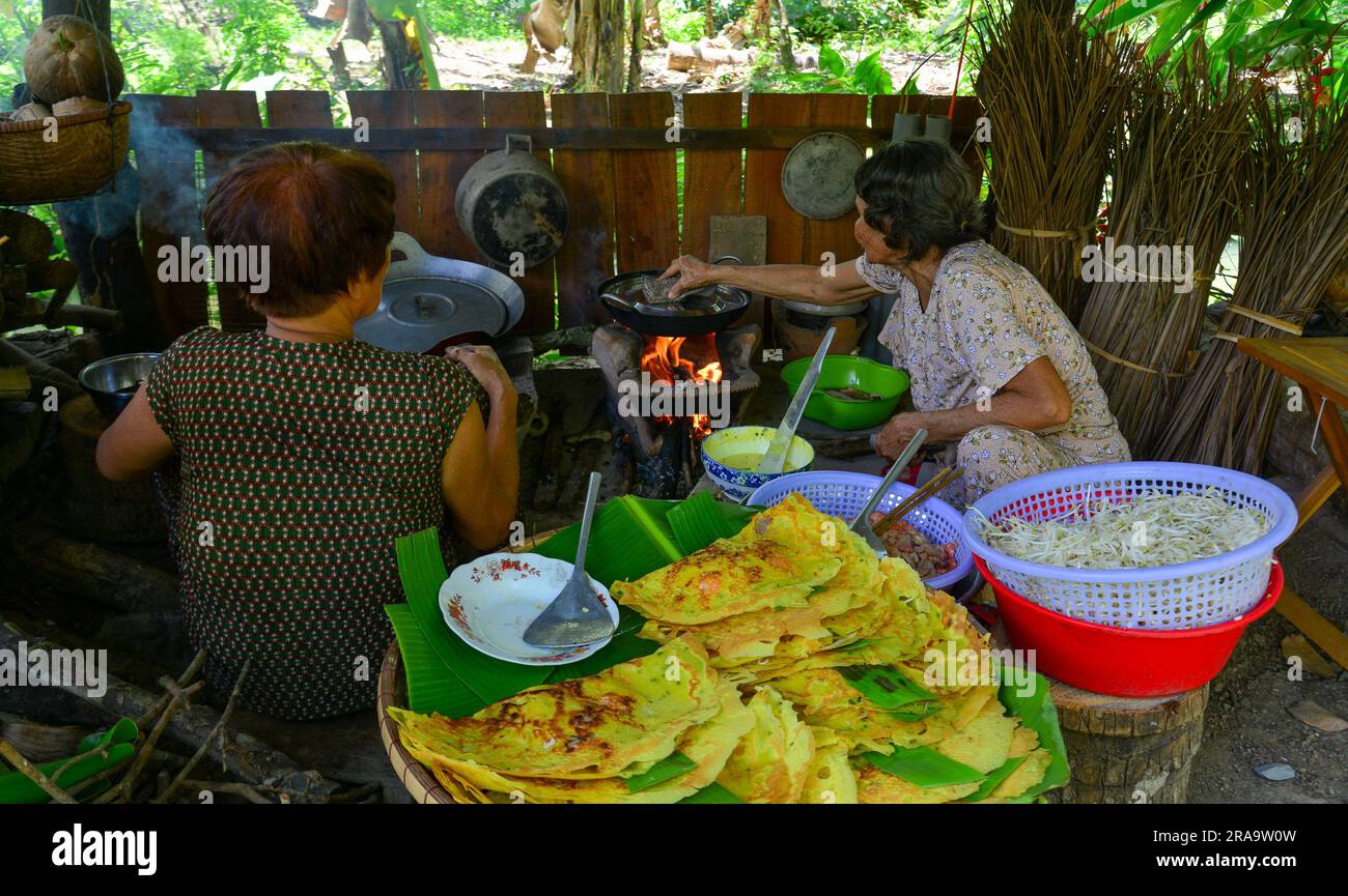 My Tho, Vietnam, 18 giugno 2023. Donna locale che prepara pancake tradizionali (Banh Xeo) presso un ristorante locale a My Tho, nella provincia di Tien Giang. Foto Stock