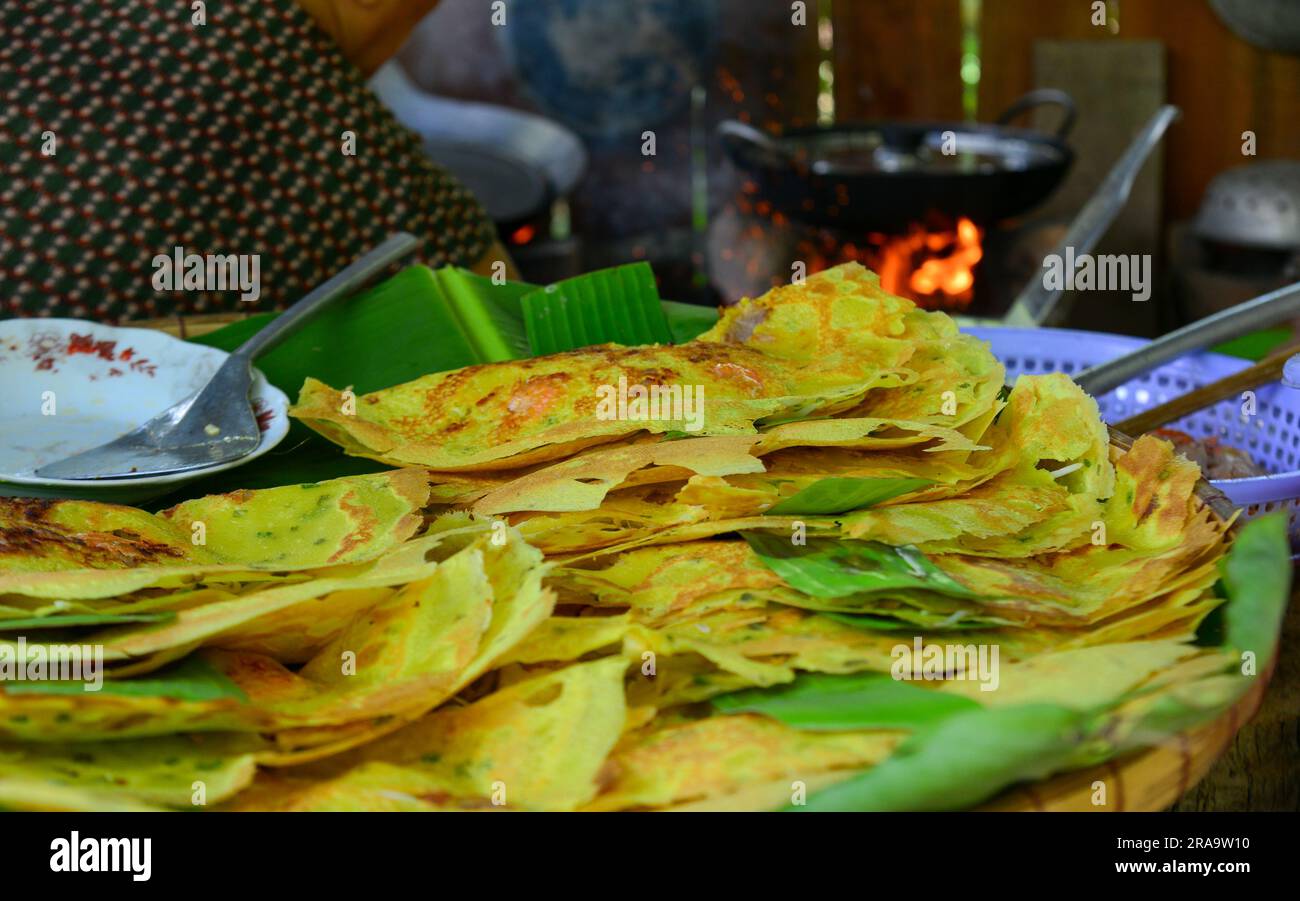 Pancake tradizionali (Banh Xeo) presso un ristorante locale a My Tho, nella provincia di Tien Giang. Foto Stock