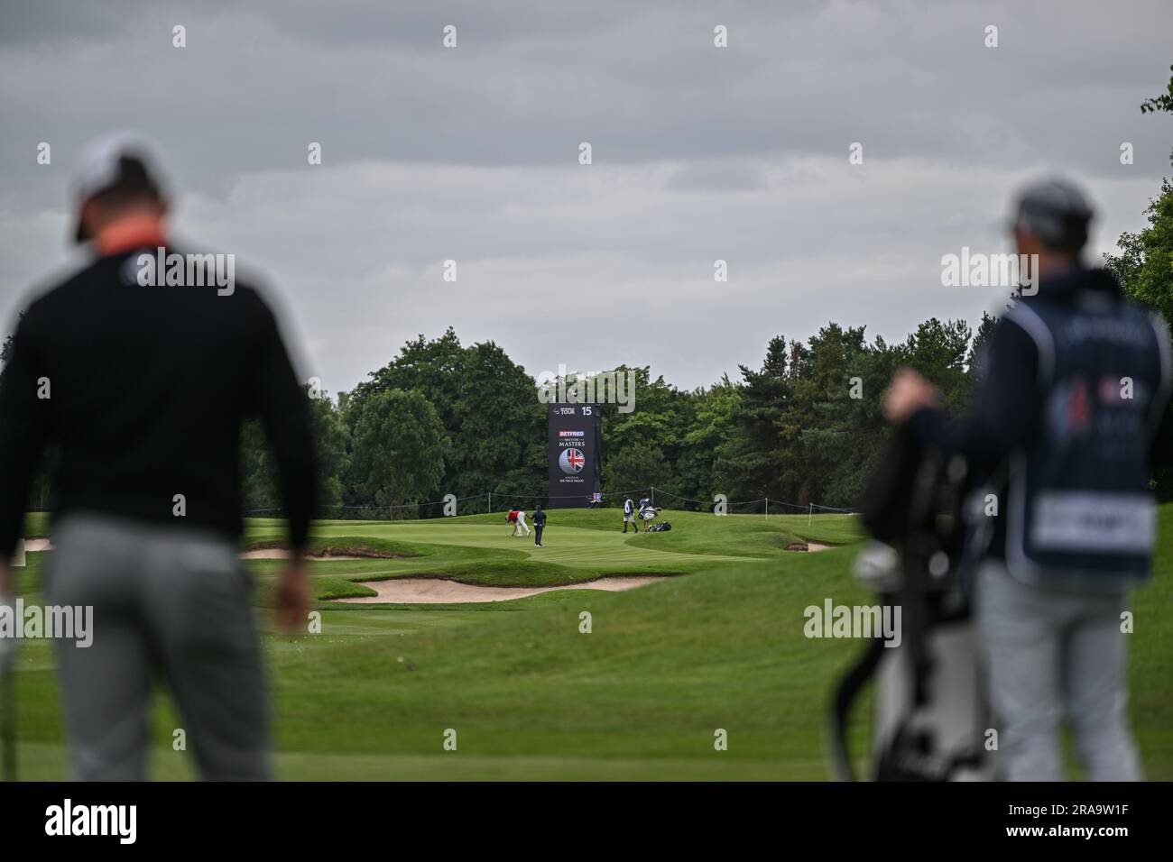 Sutton Coldfield, Regno Unito. 2 luglio 2023. 2 luglio 2023; The Belfry, Sutton Coldfield, West Midlands, Inghilterra: Betfred British Masters Golf, Day 4; Connor Syme e caddie aspettano il gruppo davanti per sbucare crediti: Action Plus Sports Images/Alamy Live News Foto Stock