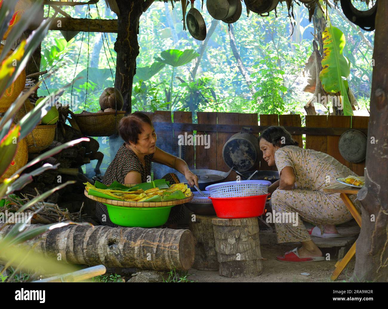 My Tho, Vietnam, 18 giugno 2023. Donna locale che prepara pancake tradizionali (Banh Xeo) presso un ristorante locale a My Tho, nella provincia di Tien Giang. Foto Stock