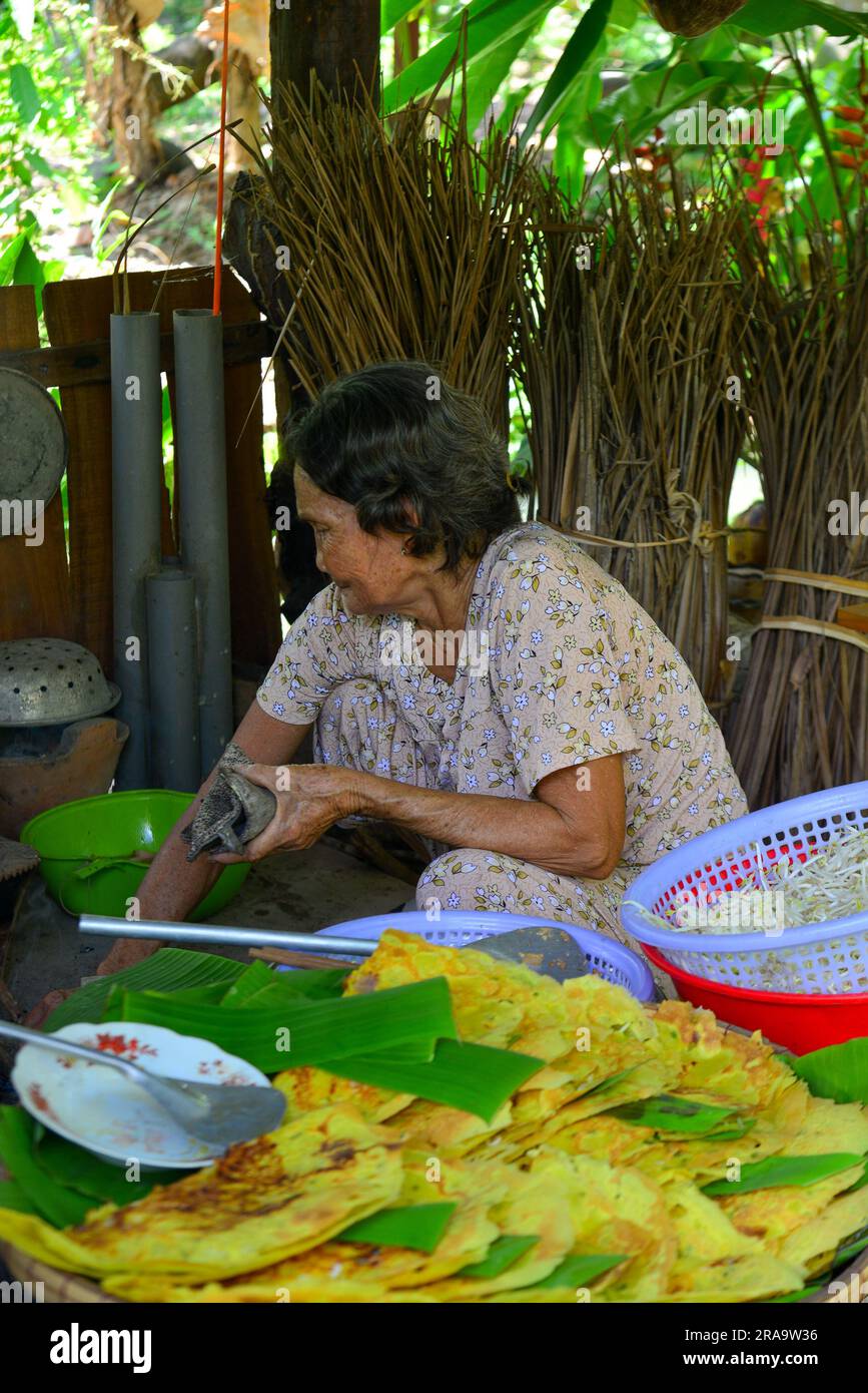 My Tho, Vietnam, 18 giugno 2023. Donna locale che prepara pancake tradizionali (Banh Xeo) presso un ristorante locale a My Tho, nella provincia di Tien Giang. Foto Stock