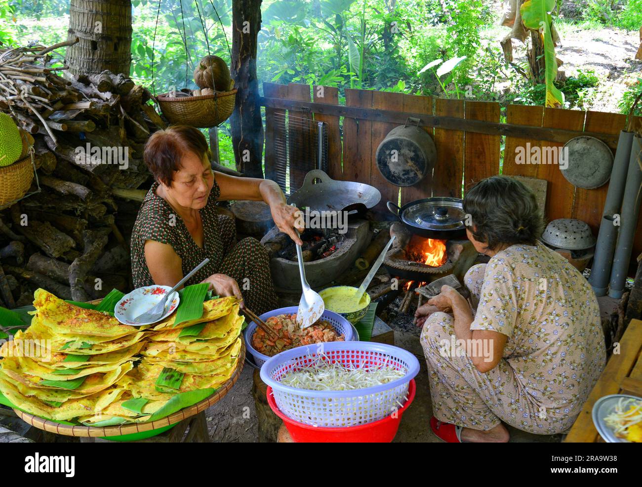 My Tho, Vietnam, 18 giugno 2023. Donna locale che prepara pancake tradizionali (Banh Xeo) presso un ristorante locale a My Tho, nella provincia di Tien Giang. Foto Stock