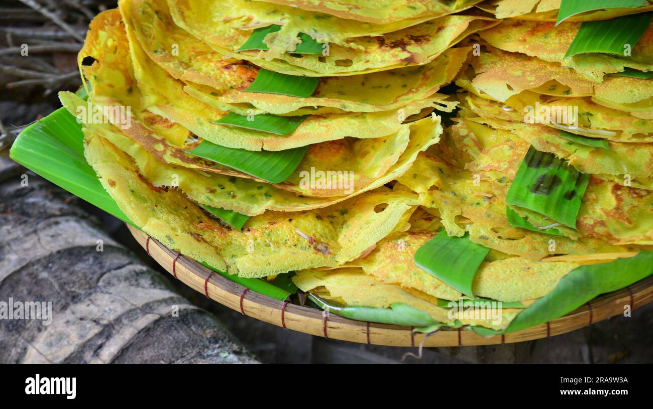 Pancake tradizionali (Banh Xeo) presso un ristorante locale a My Tho, nella provincia di Tien Giang. Foto Stock
