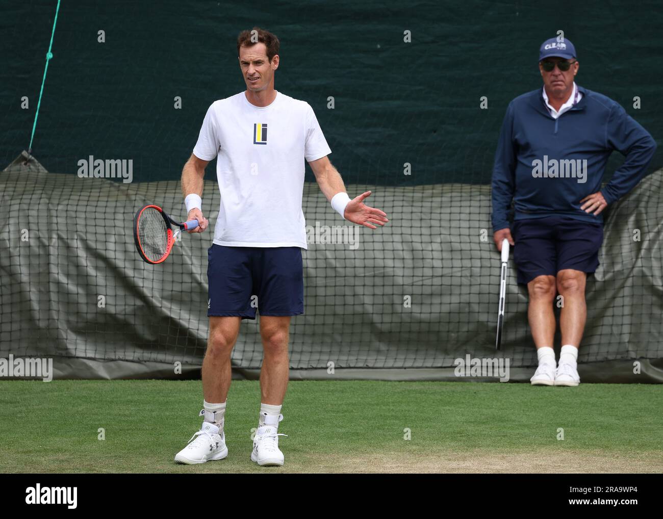 Londra, Regno Unito. 2 luglio 2023. 2 luglio 2023; All England Lawn Tennis and Croquet Club, Londra, Inghilterra: Wimbledon Tennis Tournament Practice Day; Andy Murray (GBR) accanto all'allenatore Ivan Lendl credito: Action Plus Sports Images/Alamy Live News Foto Stock