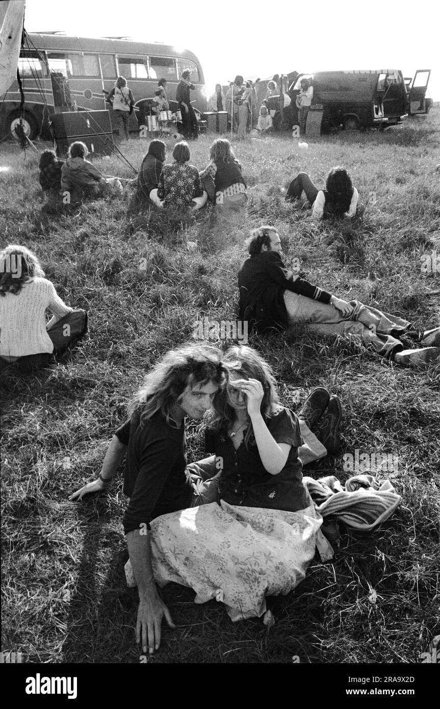 Stonehenge Free Festival al Solstizio d'Estate del 21 giugno, un paio di hippie si godono la musica che la band sta suonando. Wiltshire, Inghilterra anni '1976 1970 Regno Unito HOMER SYKES Foto Stock