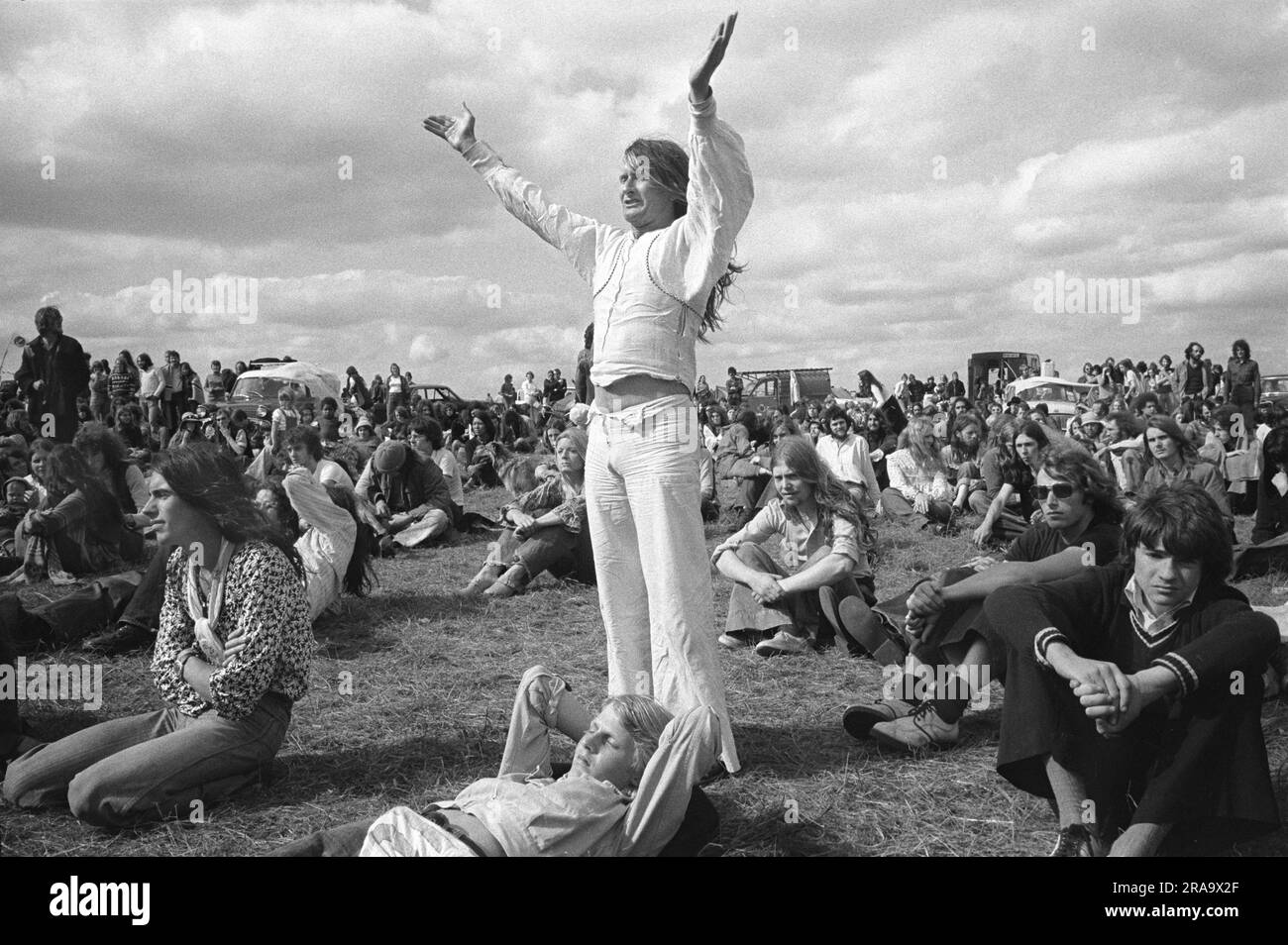 Stonehenge Free Festival al solstizio d'estate, 21 giugno. Hippies New age che celebrano la musica una band dal vivo è sul palco a Pop Festival Wiltshire, Inghilterra giugno 1976. 1970 UK HOMER SYKES Foto Stock