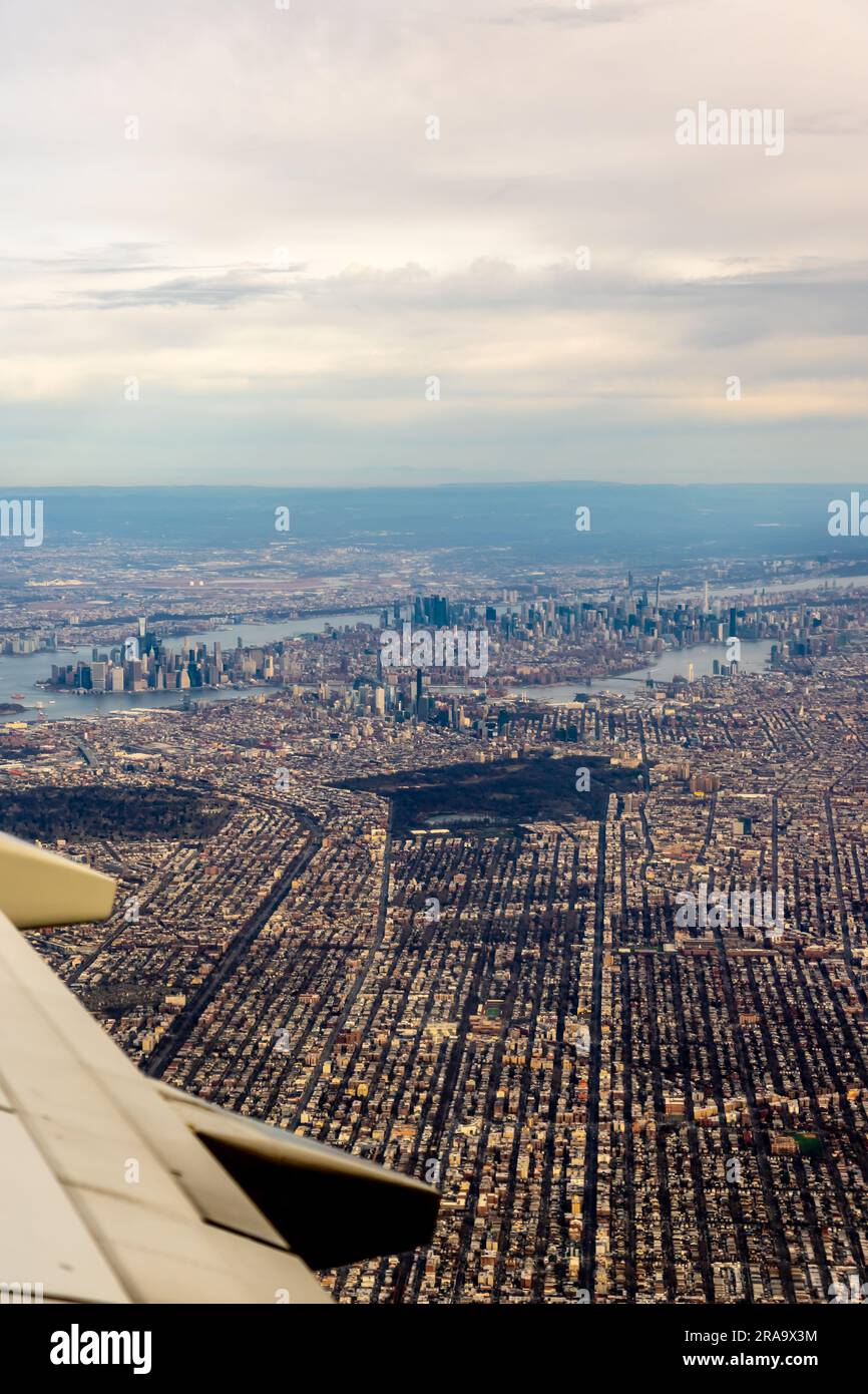 Ritratto vista aerea di manhattan, Queens e Brroklyn dall'aereo comerziale Foto Stock