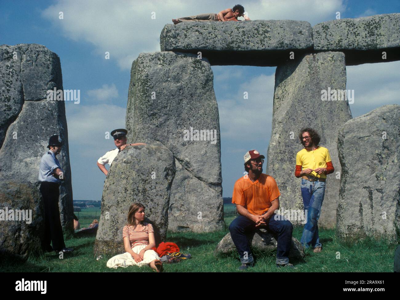 Stonehenge Free Festival al solstizio d'estate, gli hippy in stile anni '1970 partecipano al festival gratuito di Stonehenge per celebrare il solstizio d'estate. Oltre agli hippy, un piccolo gruppo di turisti è venuto a guardare le celebrazioni durante l'evento di tre giorni. Wiltshire, Inghilterra 21 giugno 1979 70s UK HOMER SYKES Foto Stock
