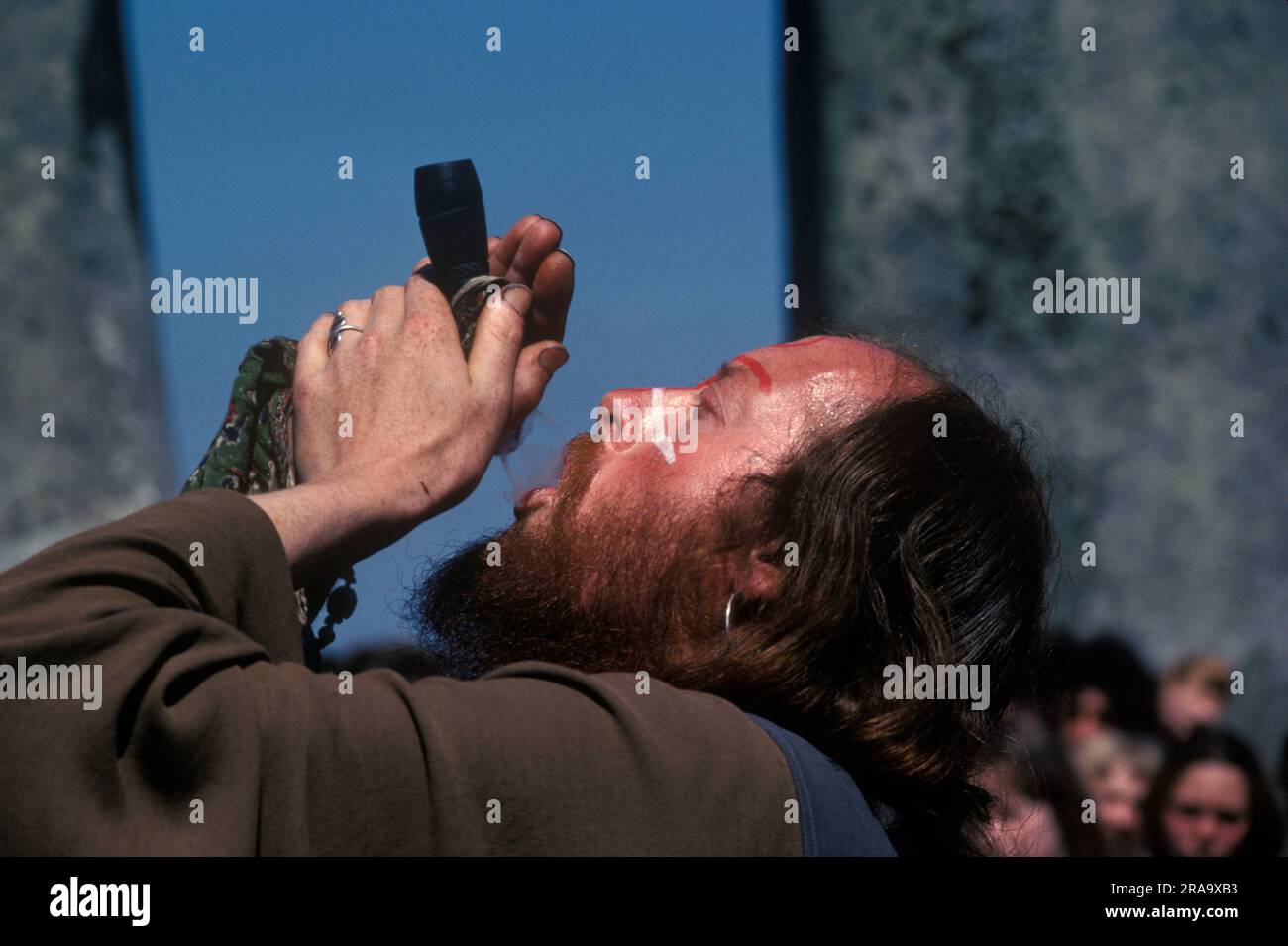 SID Rawle conosciuto come il re degli hippy, fumando una "pipa per la pace". Stonehenge Free Festival al solstizio d'estate, Wiltshire, Inghilterra 21 giugno 1979. 1970S UK HOMER SYKES Foto Stock