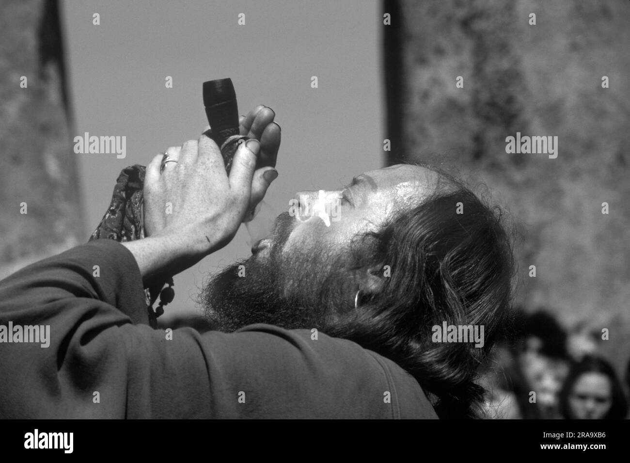 SID Rawle conosciuto come il re degli hippy, fumando una "pipa per la pace". Stonehenge Free Festival al solstizio d'estate, Wiltshire, Inghilterra 21 giugno 1979. 1970S UK HOMER SYKES Foto Stock