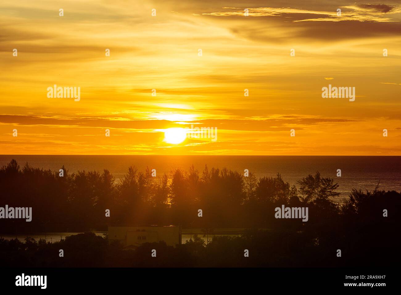 Un tramonto dorato a Meruntum Bay Foto Stock