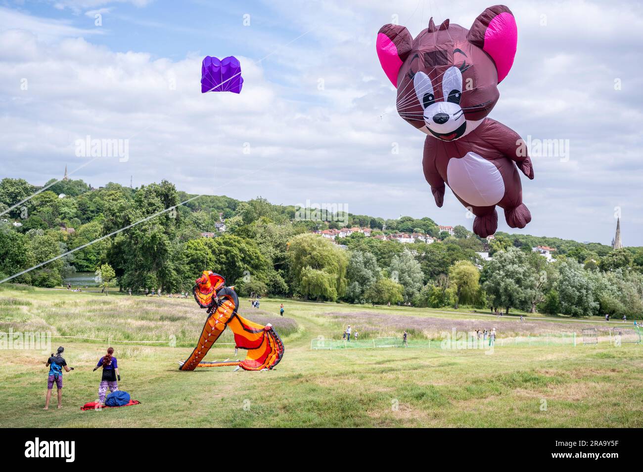 Londra, Regno Unito. 2 luglio 2023. I membri della Kite Society of Great Britain lanciano una creazione di drago e topo Jerry in un festival di aquiloni di un giorno in meno che ideale, venti vorticosi in cima a Parliament Hill. I partecipanti prendono parte al festival del volo degli aquiloni in tutto il paese e a livello internazionale utilizzando alcuni dei loro disegni accattivanti. Crediti: Stephen Chung / Alamy Live News Foto Stock