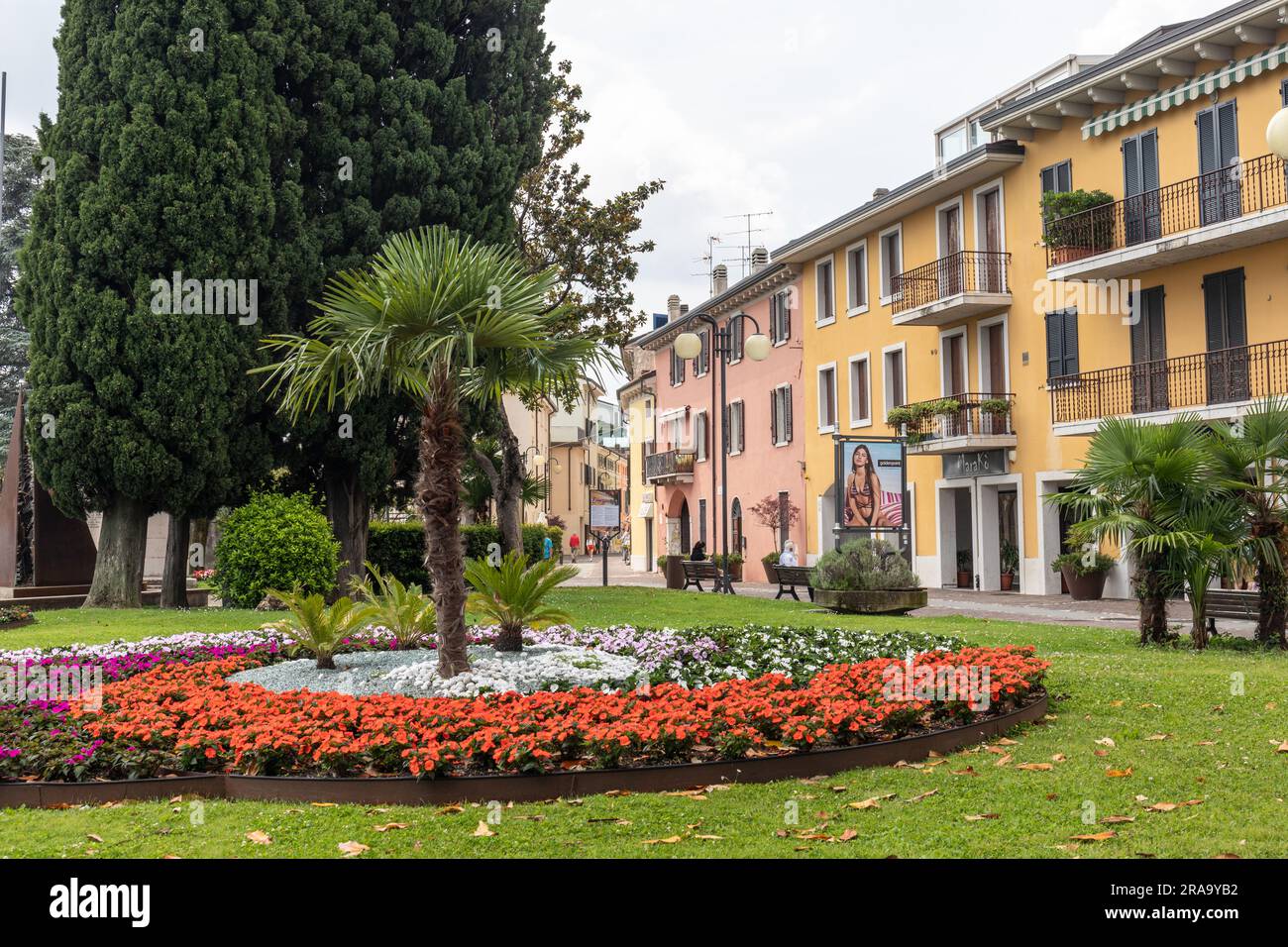 Via Roma a Desenzano con negozi, edifici colorati ed esposizione floreale, Desenzano del Garda, Lago di Garda, Italia, Europa Foto Stock