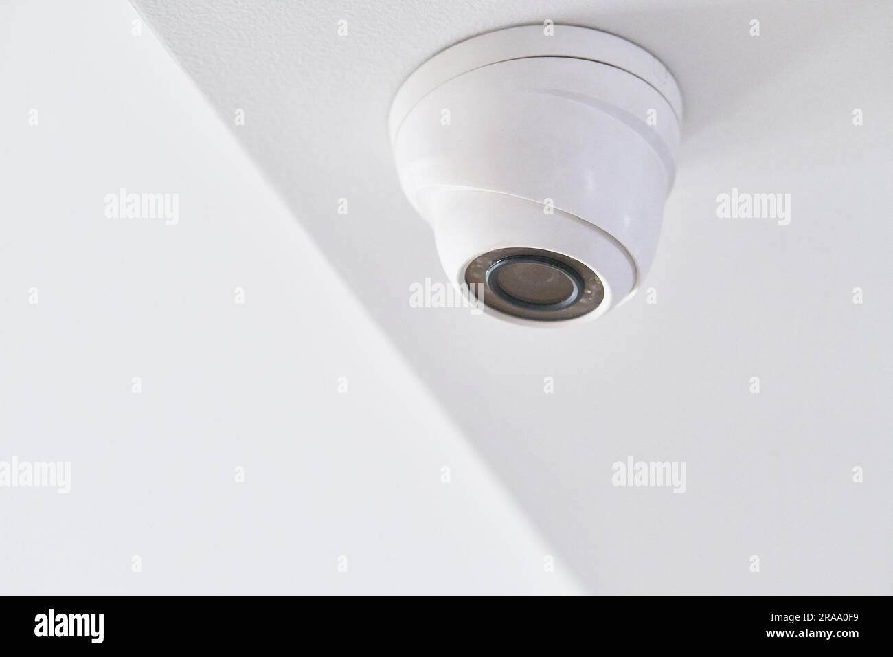 CCTV su soffitto bianco in un edificio moderno Foto Stock
