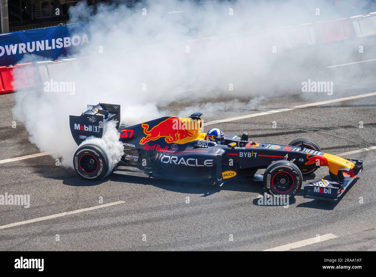 Red Bull Showrun Lisboa 2023. Spettacolo di Formula 1 per gli appassionati di sport motoristici a Lisbona, Portogallo. David Coulthard alla guida della Red Bull RB7 Formula 1. Foto Stock