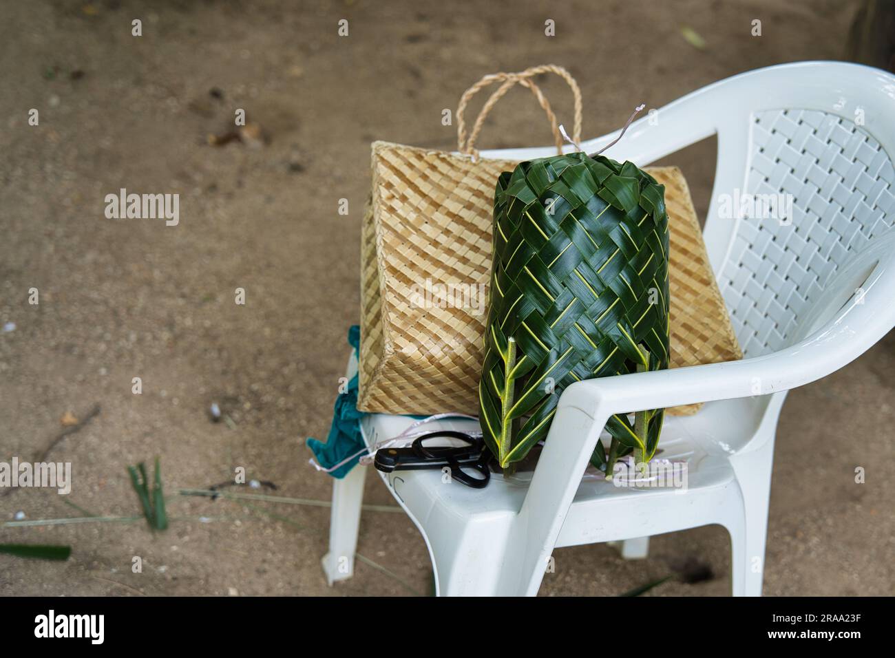 Opere artigianali fatte a mano da persone anziane, situate nel villaggio artigianale di Mahe Seychelles Foto Stock