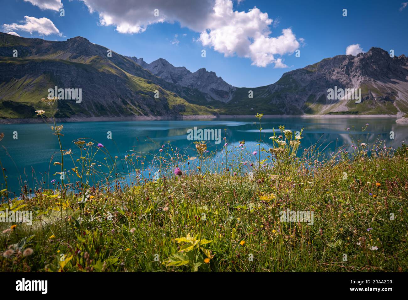 Ein Wandertag in den Alpen in Österreich am und über dem Lünersee Foto Stock