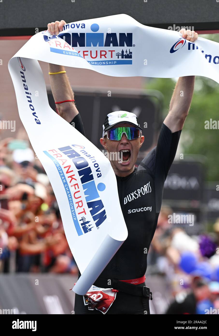 02 luglio 2023, Assia, Francoforte sul meno: Triathlon: Campionato europeo, Ironman: Lukas Stahl dalla Germania applaude al traguardo durante la sua vittoria nella fascia di età atleti. Foto: Arne Dedert/dpa Credit: dpa Picture Alliance/Alamy Live News Foto Stock