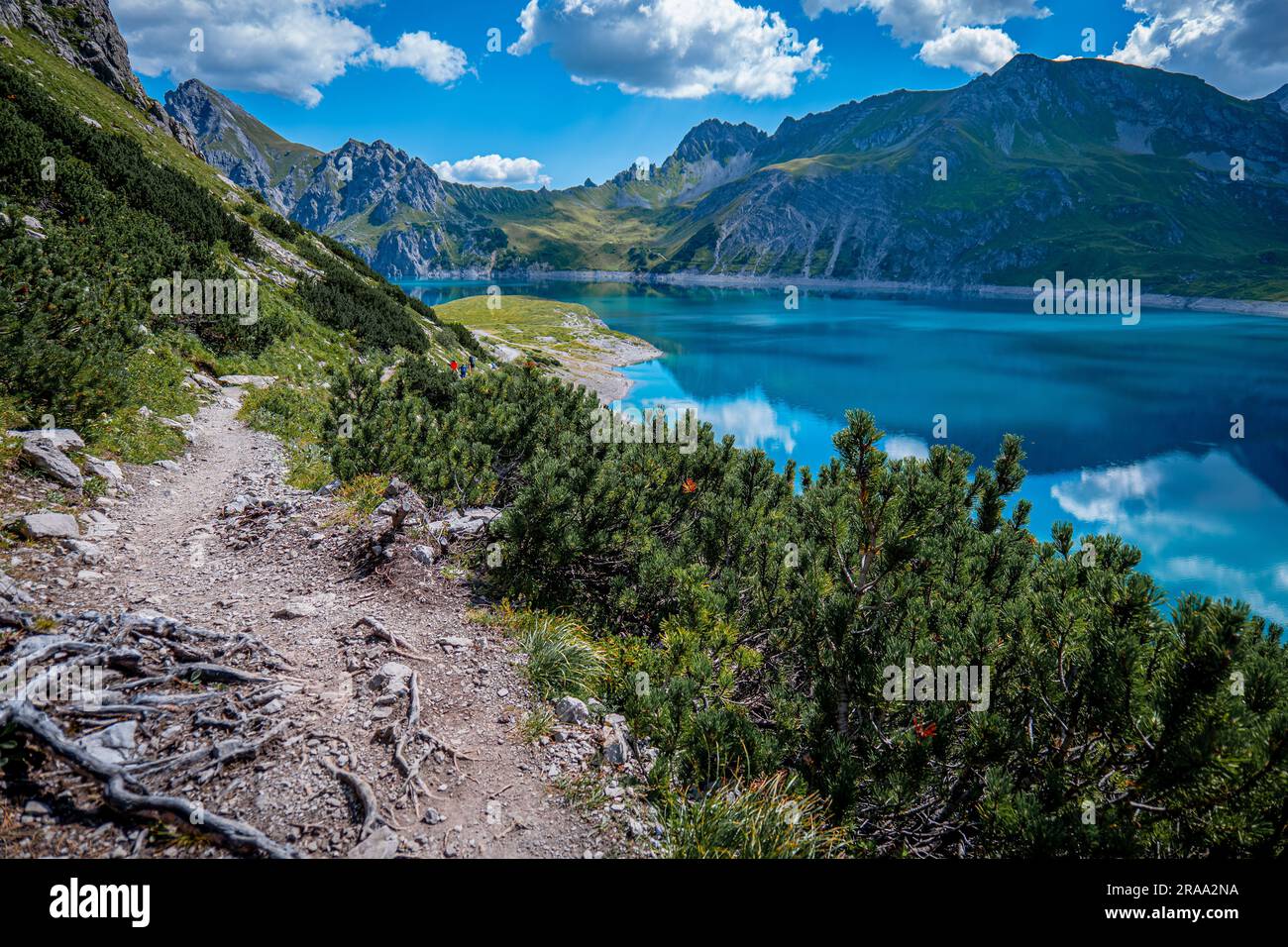 Ein Wandertag in den Alpen in Österreich am und über dem Lünersee Foto Stock