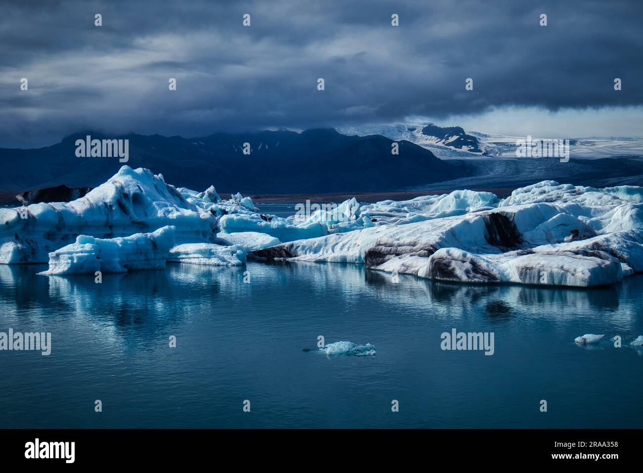 Laguna del ghiacciaio Jokulsarlon con iceberg che scorrono liberamente, Islanda Foto Stock