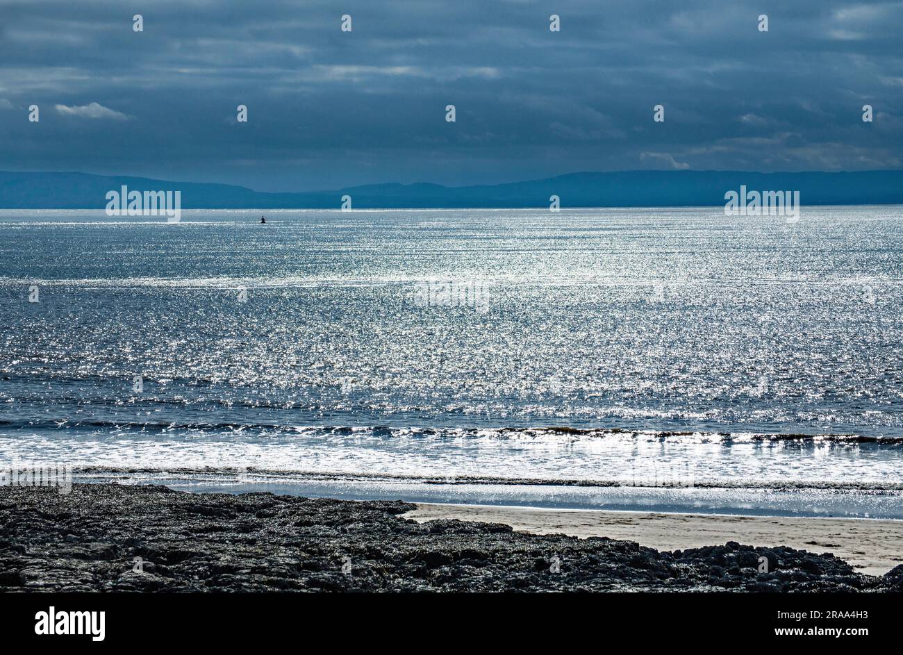 Guardando il mare dalla Watch House Bay a Barry Island a marzo. Barry Island è sulla costa del Galles del Sud e questa foto è stata scattata al sole. Foto Stock