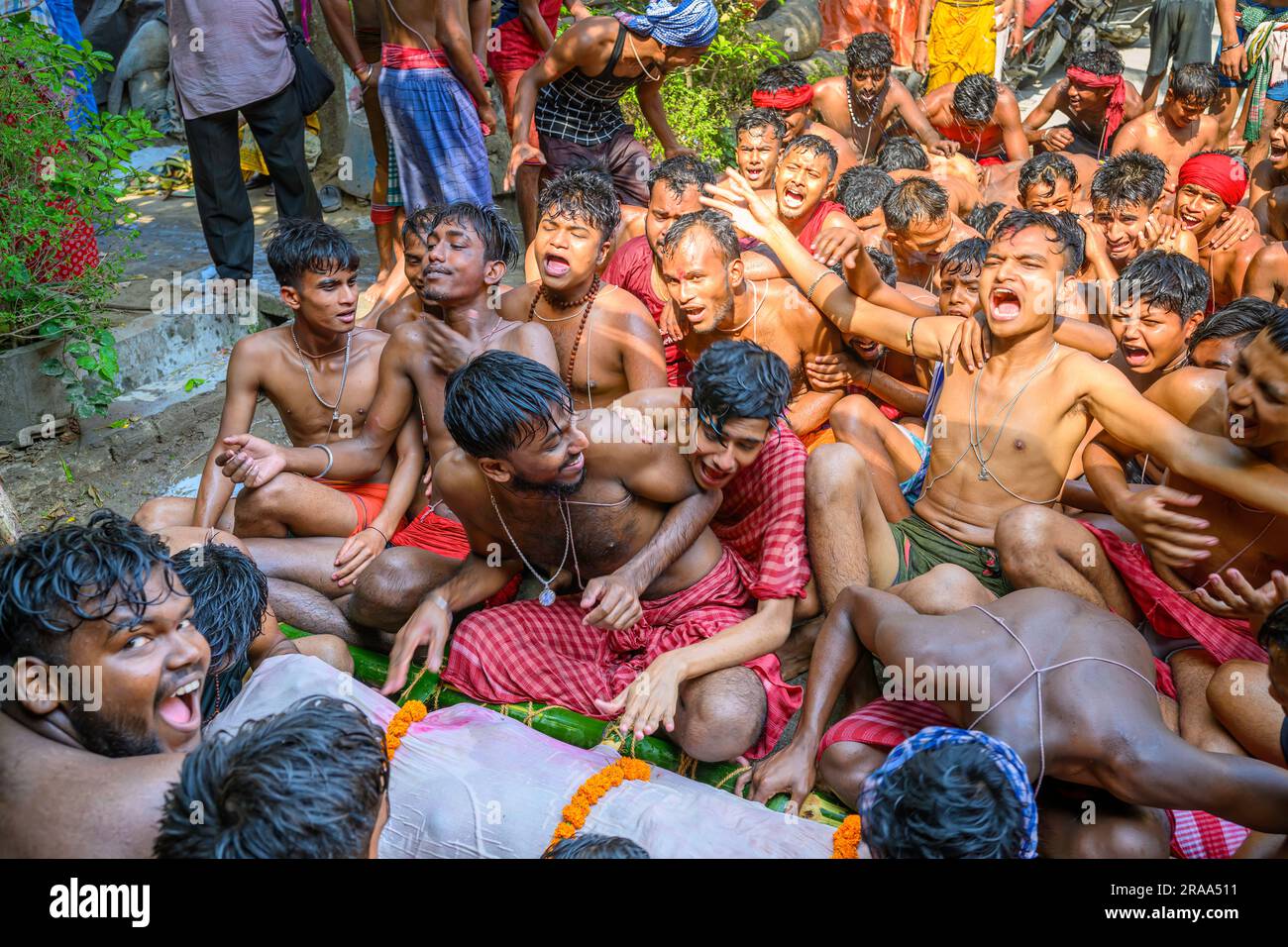 Scene di Charak, festival Gajan del Bengala, India con spazio per la copia Foto Stock