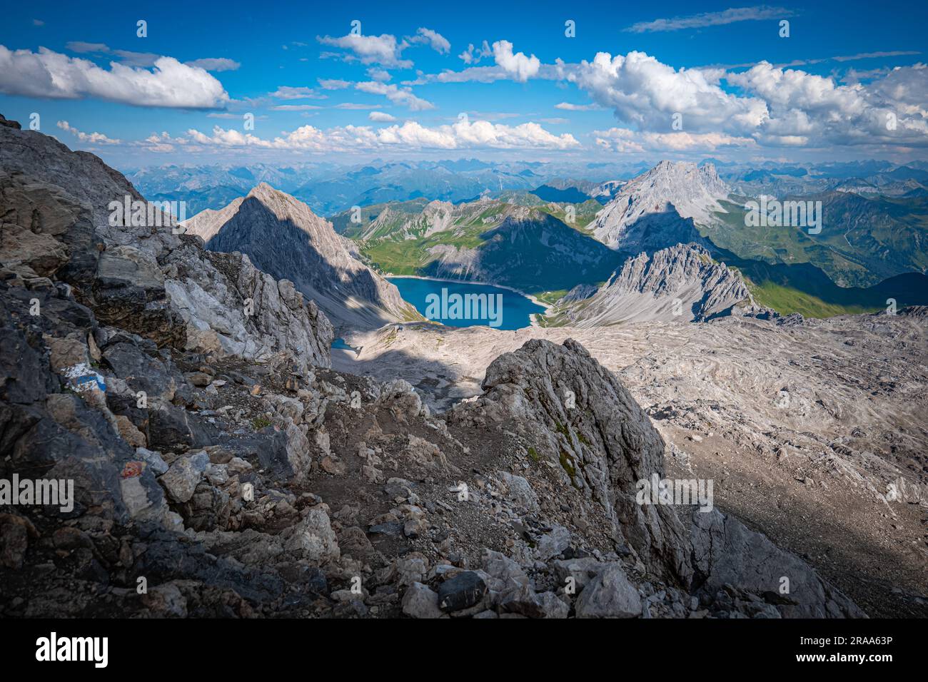 Ein Wandertag in den Alpen in Österreich am und über dem Lünersee Foto Stock