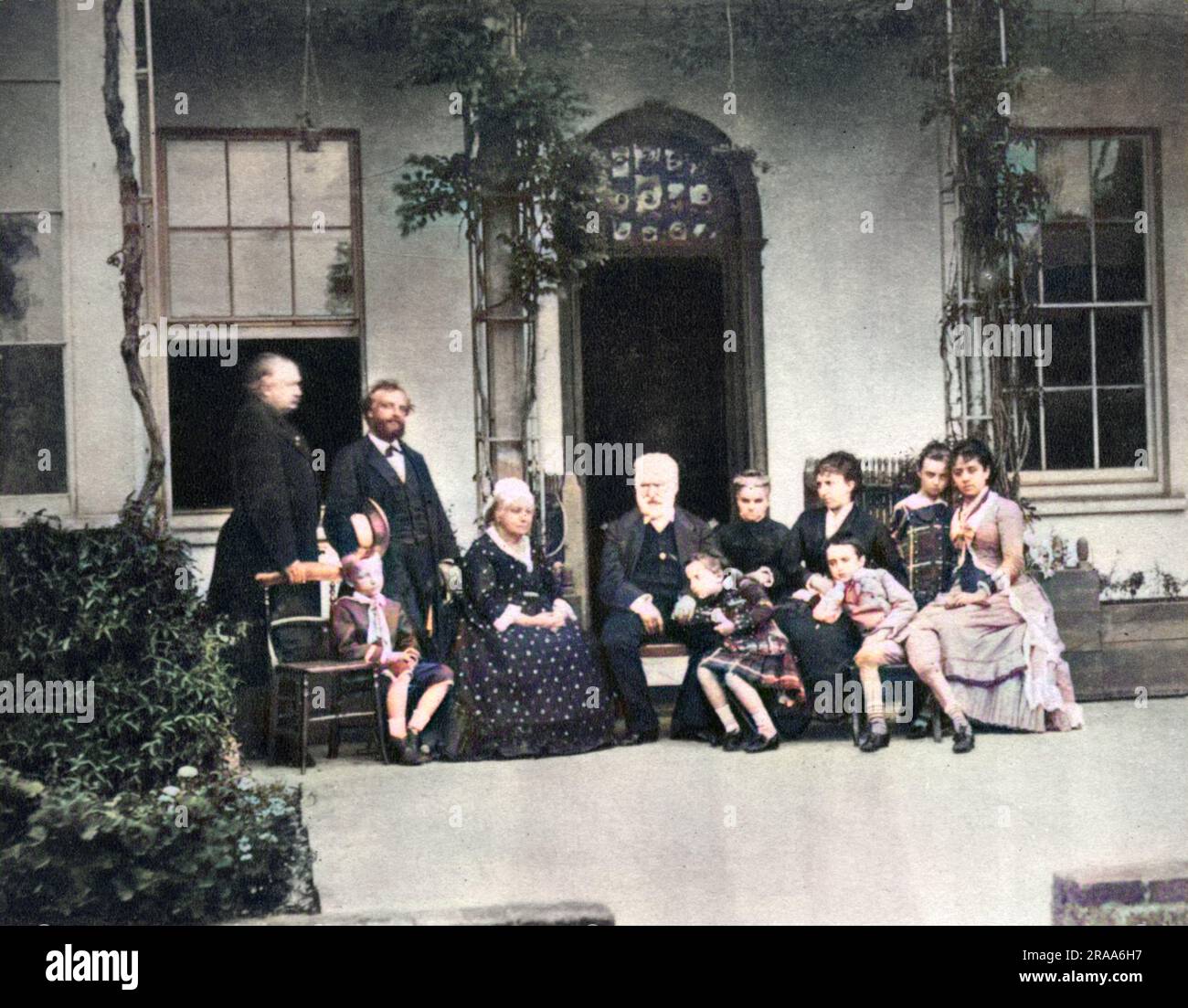 VICTOR HUGO e la sua famiglia durante il loro esilio a Guernsey, 1866: Sulla sua destra c'è Juliette Drouet, sulla sinistra i suoi nipoti Jeanne et Georges. Data: 1802 - 1885 Foto Stock