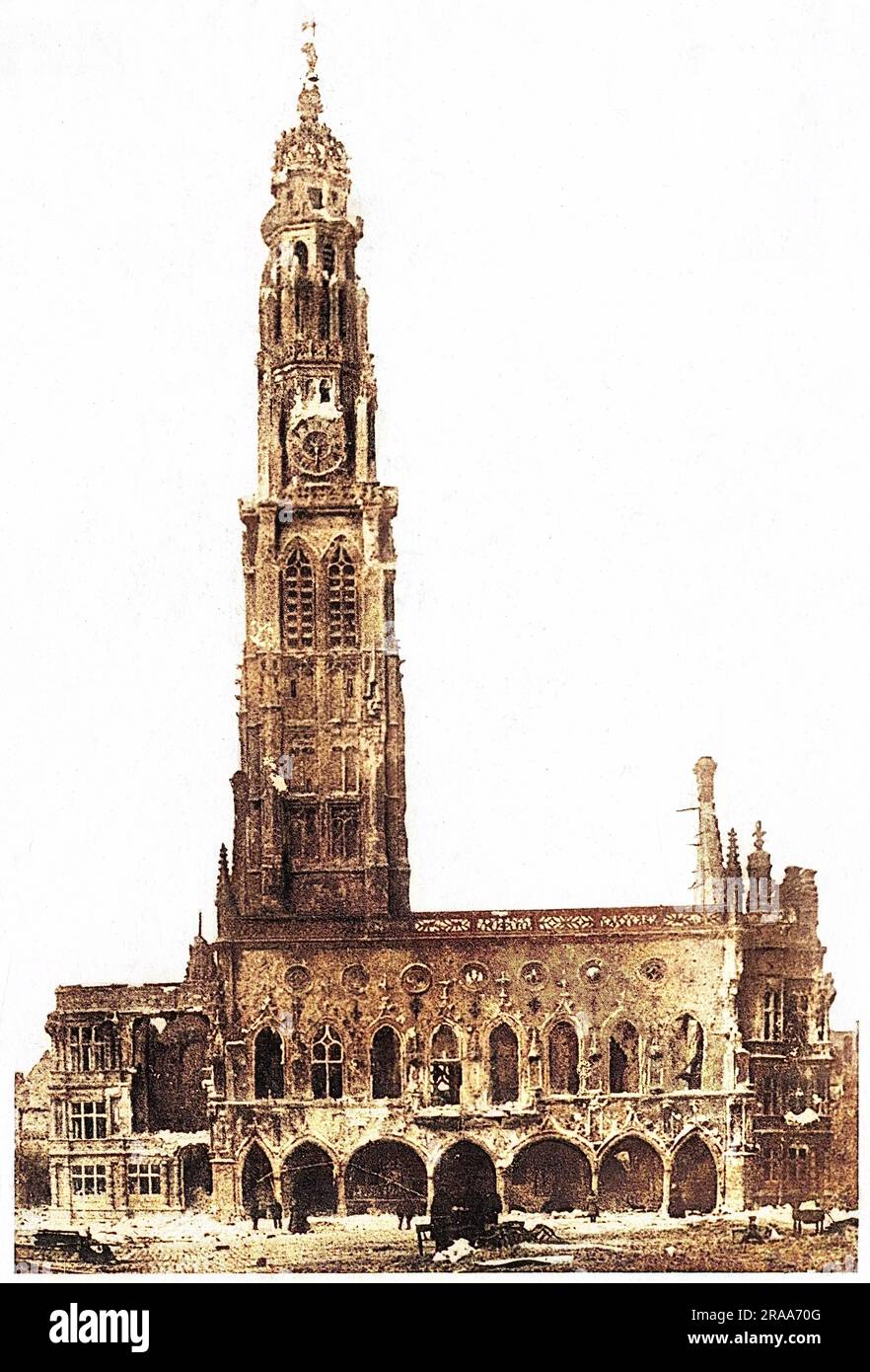 L'Hotel de Ville dopo il bombardamento di ottobre 1914: Sorprendentemente, il campanile sopravvive! Data: 1841 Foto Stock
