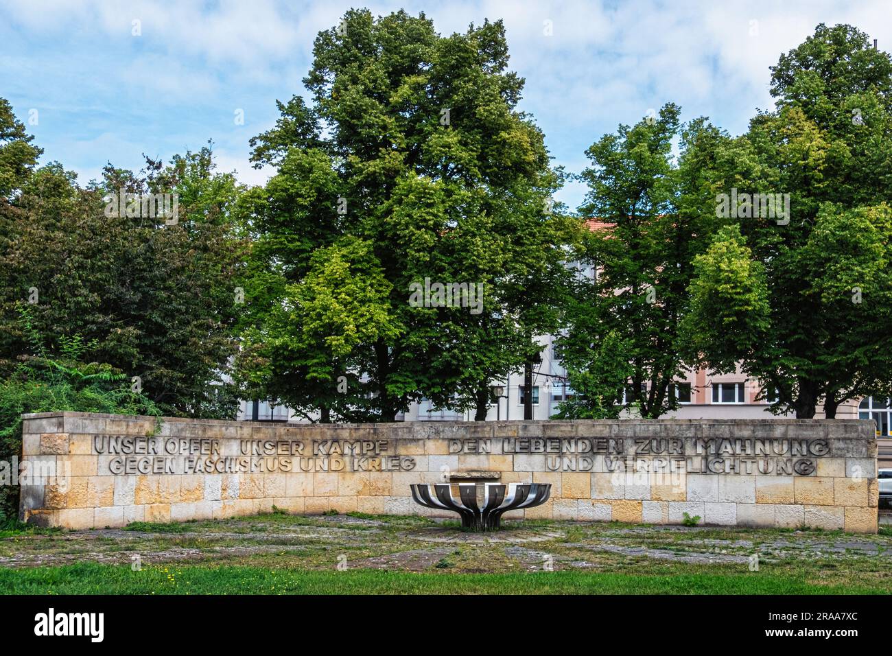 Memoriale eretto nel 1975 per i combattenti della resistenza antifascista in Piazza dell'unità, Platz der Einheit, Potsdam, Brandeburgo Foto Stock