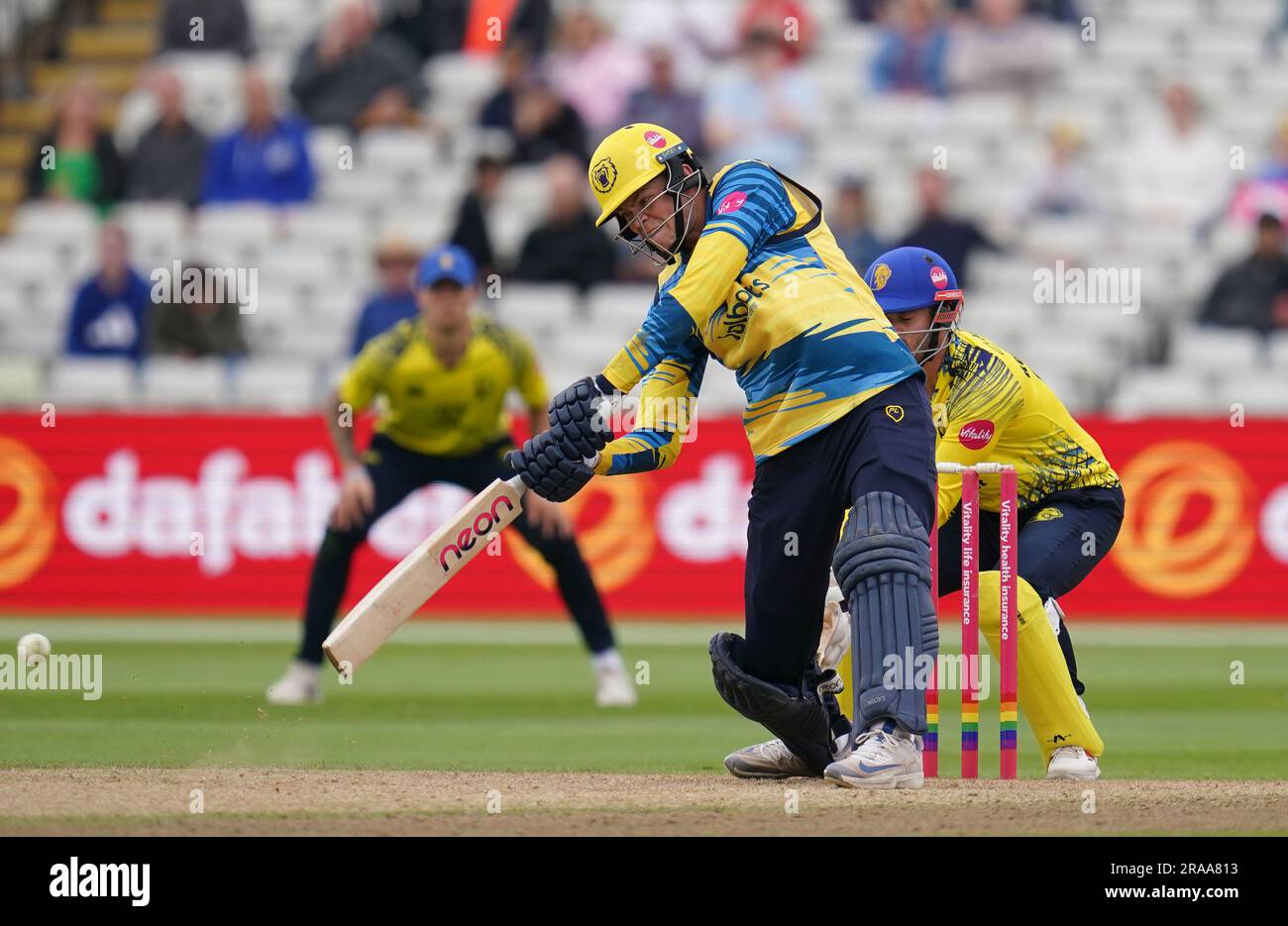 Il battitore dei Birmingham Bears Harry Brooks colpisce sotto la sorveglianza del wicketkeeper dei Durham Oliver Robinson durante il Vitality Blast T20 match a Edgbaston, Birmingham. Data foto: Domenica 2 luglio 2023. Foto Stock