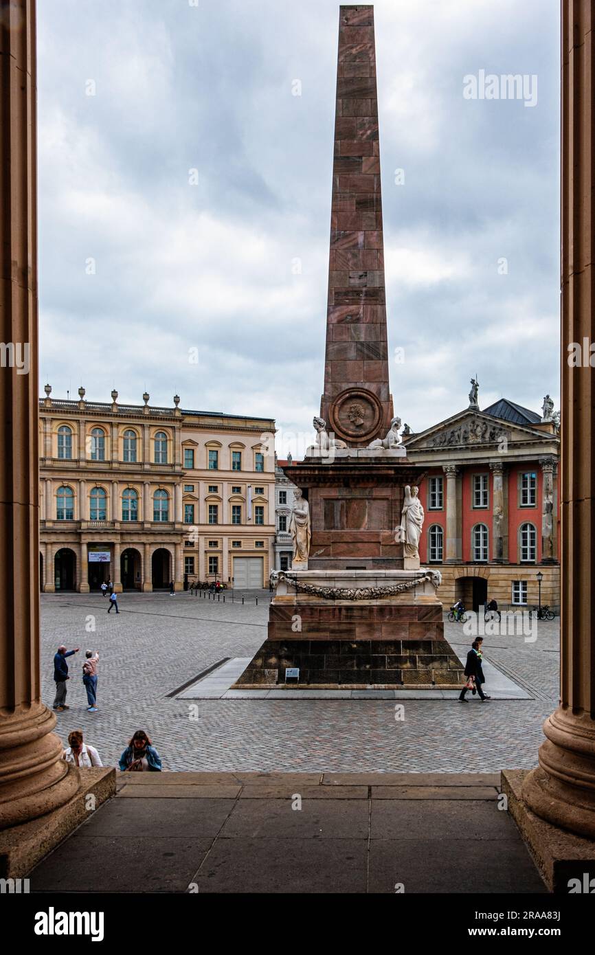 L'obelisco ha medaglioni con ritratti di 4 architetti sulla base, 4 sculture di antichi oratori agli angoli e quattro sfingi sopra, Potsdam, Brandeburgo Foto Stock