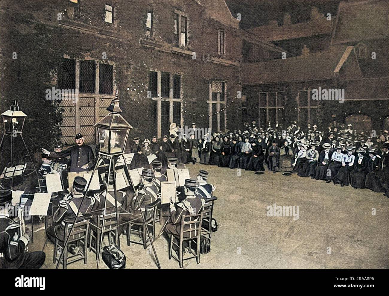 Un concerto nel quadrangolo di questo istituto filantropico-educativo in Commercial Road, nell'East End di Londra. Data: Circa 1900 Foto Stock