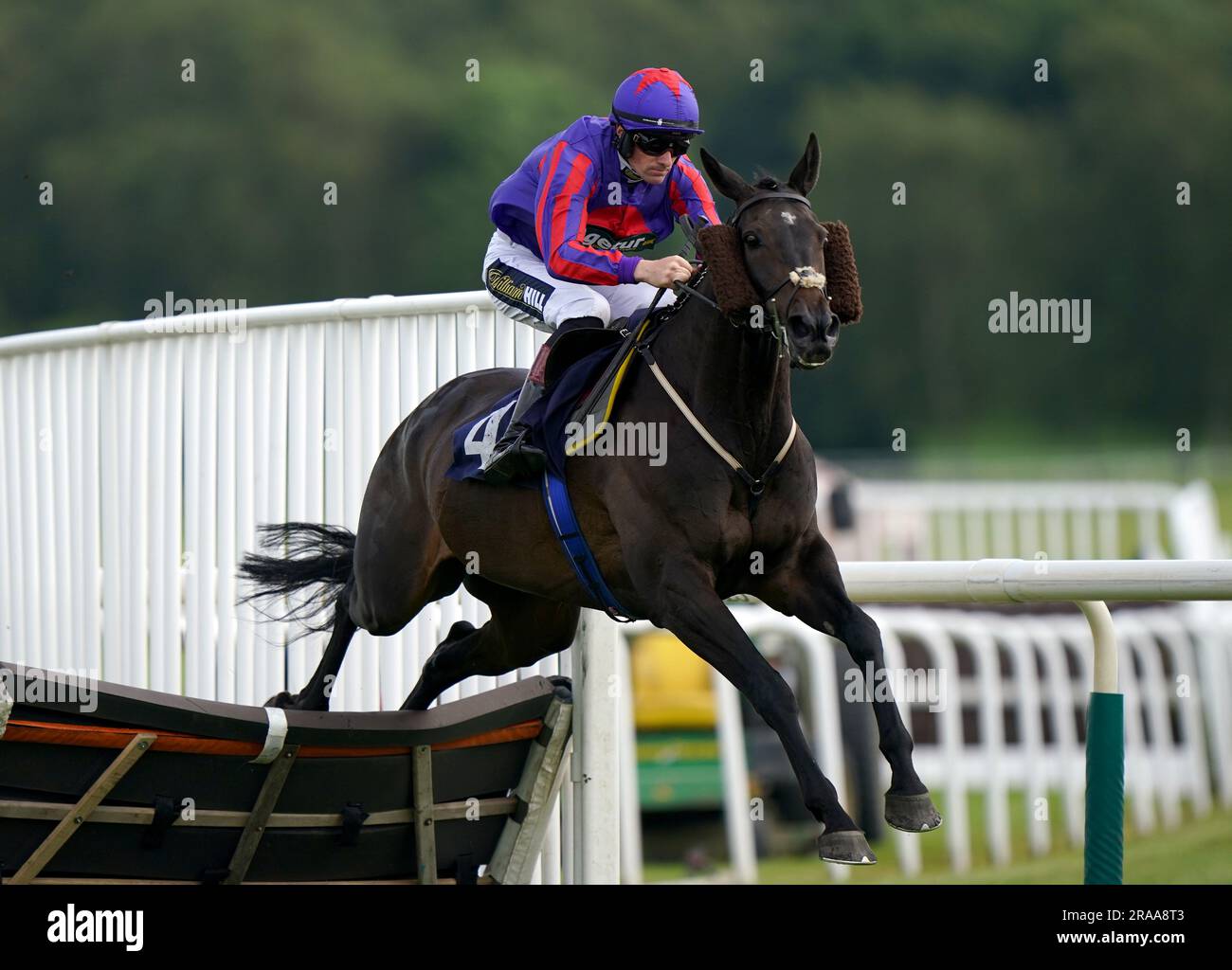 Jet of Magic guidato da Nigel Twiston-Davies prima di vincere il bet365 handicap hurdle all'Uttoxeter Racecourse. Data foto: Domenica 2 luglio 2023. Guarda la storia della Pennsylvania MENTRE GAREGGIA CON Uttoxeter. Il credito fotografico dovrebbe essere: Tim Goode/PA Wire. RESTRIZIONI: L'uso è soggetto a restrizioni. Solo per uso editoriale, nessun uso commerciale senza previo consenso del titolare dei diritti. Foto Stock