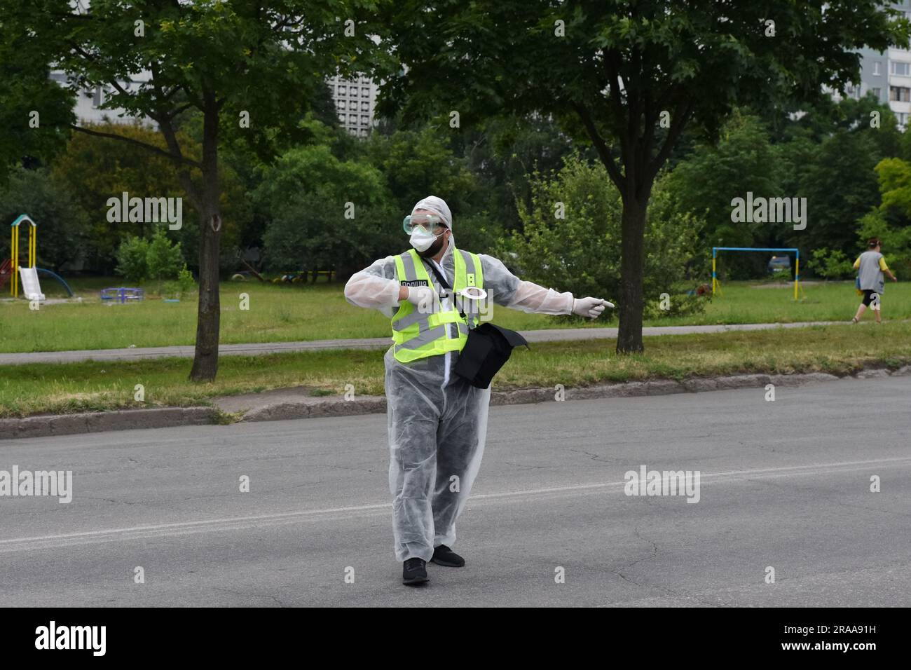 Un poliziotto che indossa una tuta di protezione dalle radiazioni frequenta un addestramento sull'esposizione alle radiazioni a Zaporizhzhia. A Zaporizhzhia si è tenuta una formazione speciale su larga scala in grado di affrontare condizioni reali per prepararsi a un possibile disastro presso la centrale nucleare di Zaporizhzhia. I dipendenti della Zaporizhzhia Oblast Military Administration, le autorità locali, il servizio di emergenza statale dell'Ucraina, membri delle forze dell'ordine e servizi speciali sono stati coinvolti nella formazione. Durante l'addestramento, hanno elaborato un algoritmo congiunto di azioni per contenere rapidamente il possibile Foto Stock