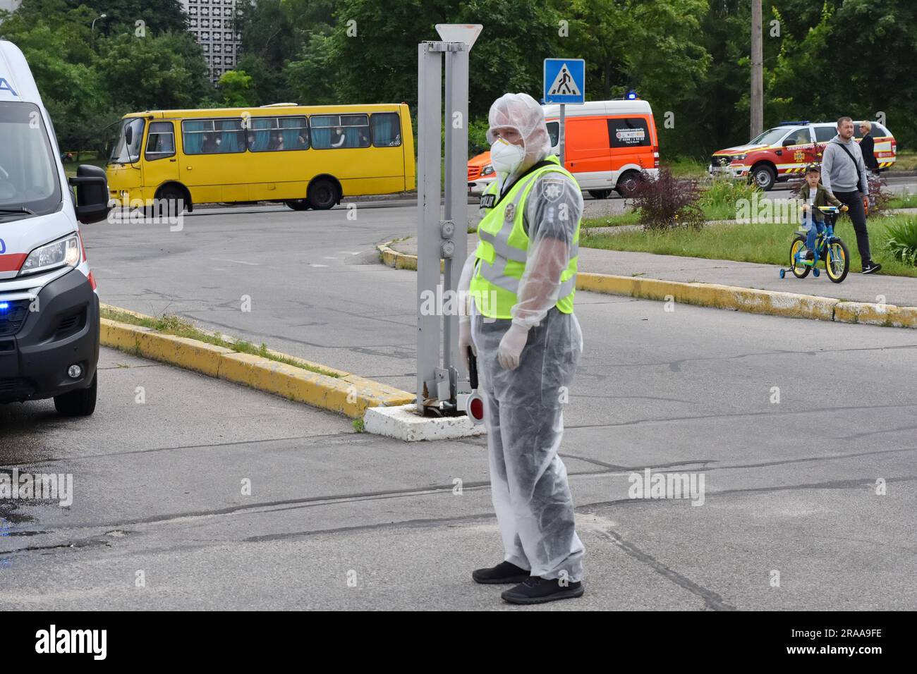 Un poliziotto che indossa una tuta di protezione dalle radiazioni frequenta un addestramento sull'esposizione alle radiazioni a Zaporizhzhia. A Zaporizhzhia si è tenuta una formazione speciale su larga scala in grado di affrontare condizioni reali per prepararsi a un possibile disastro presso la centrale nucleare di Zaporizhzhia. I dipendenti della Zaporizhzhia Oblast Military Administration, le autorità locali, il servizio di emergenza statale dell'Ucraina, membri delle forze dell'ordine e servizi speciali sono stati coinvolti nella formazione. Durante l'addestramento, hanno elaborato un algoritmo congiunto di azioni per contenere rapidamente il possibile Foto Stock