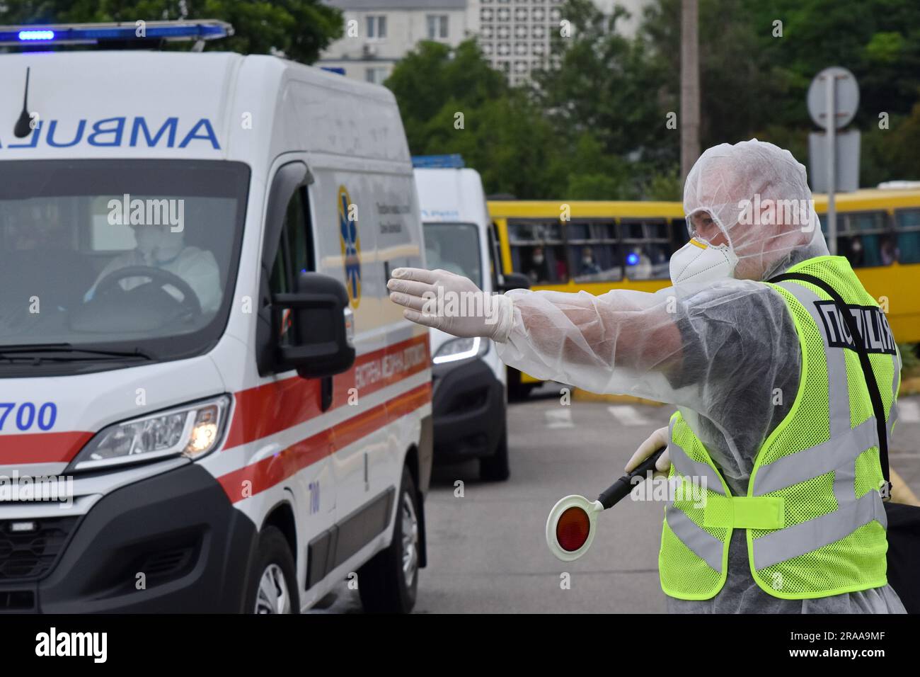 Un poliziotto che indossa una tuta di protezione dalle radiazioni frequenta un addestramento sull'esposizione alle radiazioni a Zaporizhzhia. A Zaporizhzhia si è tenuta una formazione speciale su larga scala in grado di affrontare condizioni reali per prepararsi a un possibile disastro presso la centrale nucleare di Zaporizhzhia. I dipendenti della Zaporizhzhia Oblast Military Administration, le autorità locali, il servizio di emergenza statale dell'Ucraina, membri delle forze dell'ordine e servizi speciali sono stati coinvolti nella formazione. Durante l'addestramento, hanno elaborato un algoritmo congiunto di azioni per contenere rapidamente il possibile c Foto Stock