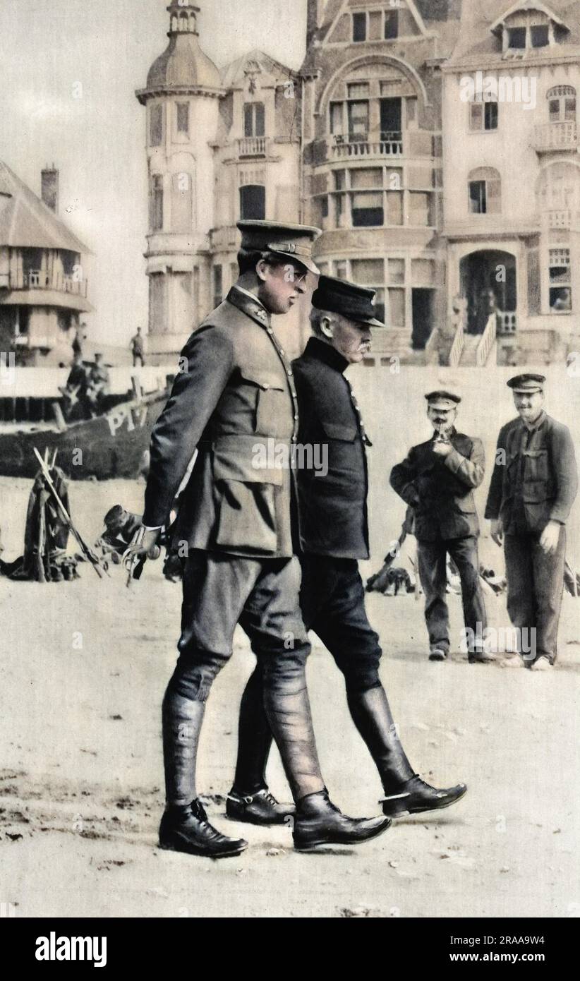 Re Alberto i del Belgio e generale belga Jules Marie Alphonse Jacques de Dixmude (1858 - 1928), passeggiando tra le truppe a riposo su una piccola spiaggia belga. Il re indossa il nuovo kaki che ha adottato per il suo esercito. Il generale Jacques e le sue truppe impedirono a Dixmude di cadere nelle mani dei tedeschi nella prima guerra mondiale e fu onorato per elevazione a barone di Dixmude nel 1919. Data: 1915 Foto Stock