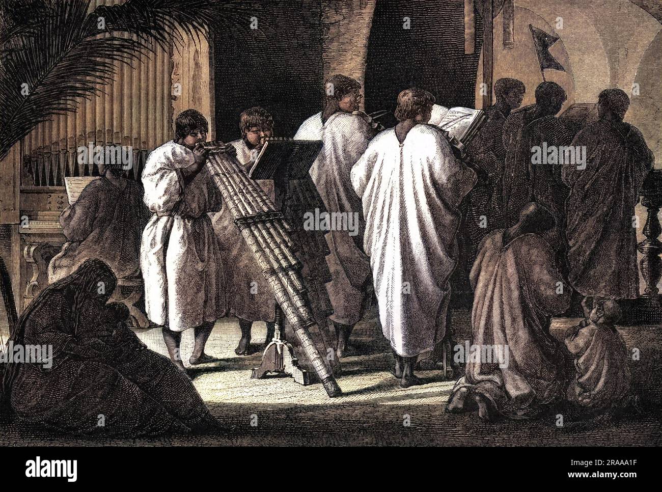 I nativi del Perù accompagnano un servizio di messa cattolica usando grandi panpipe. Un organo tradizionale della chiesa può essere visto dietro di loro. Foto Stock