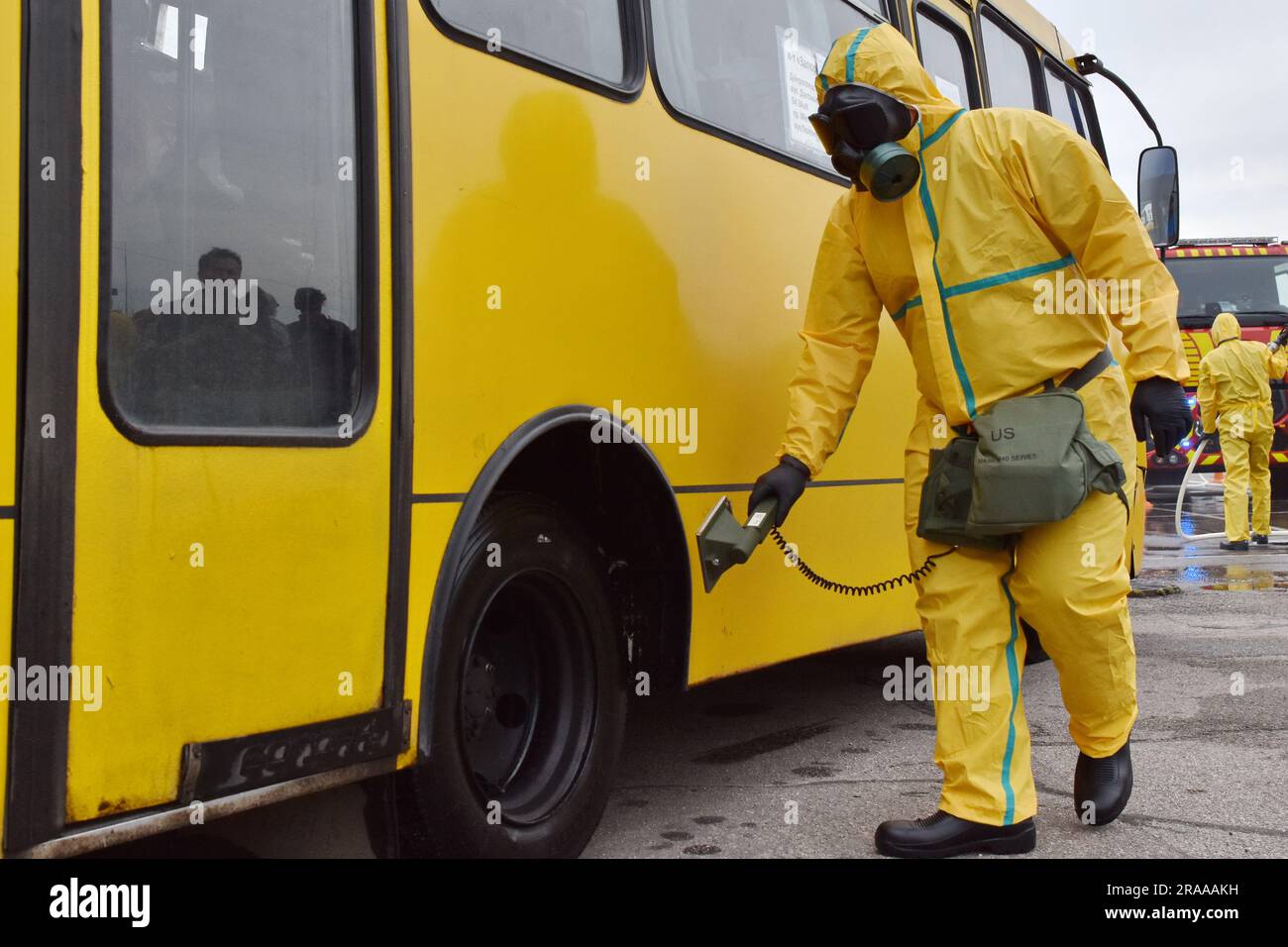 29 giugno 2023, Zaporizhzhia, Ucraina: Un lavoratore di emergenza ucraino che indossa una tuta di protezione dalle radiazioni controlla un autobus passeggeri con dosimetro durante la formazione sull'esposizione alle radiazioni a Zaporizhzhia. A Zaporizhzhia si è tenuta una formazione speciale su larga scala in grado di affrontare condizioni reali per prepararsi a un possibile disastro presso la centrale nucleare di Zaporizhzhia. I dipendenti della Zaporizhzhia Oblast Military Administration, le autorità locali, il servizio di emergenza statale dell'Ucraina, membri delle forze dell'ordine e servizi speciali sono stati coinvolti nella formazione. Durante Foto Stock