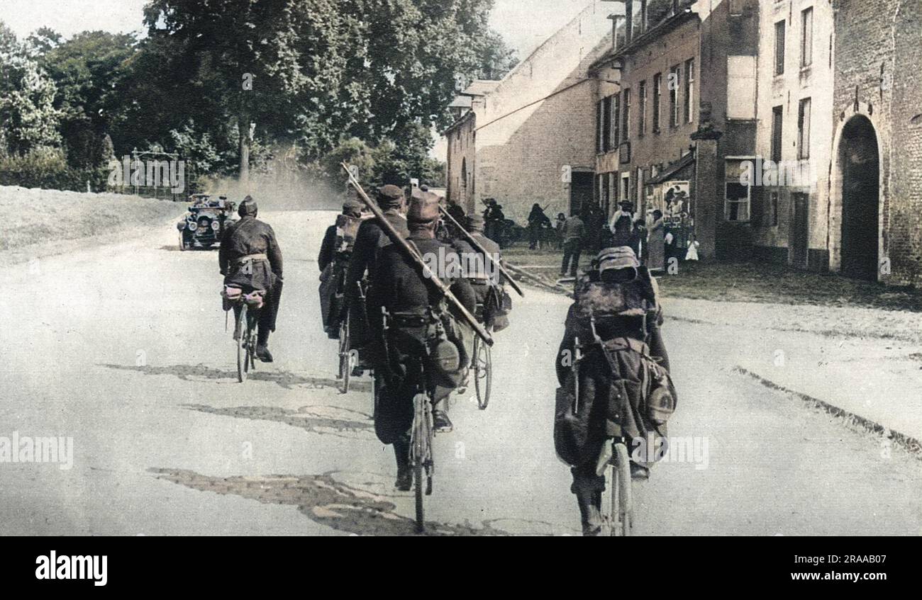 I ciclisti belgi si dirigono verso la prima linea. I soldati ciclisti erano meno cospicui e più tranquilli della cavalleria tradizionale, ma i dto suite meno efficienti viaggiano su terreni accidentati. Data: Ago-14 Foto Stock