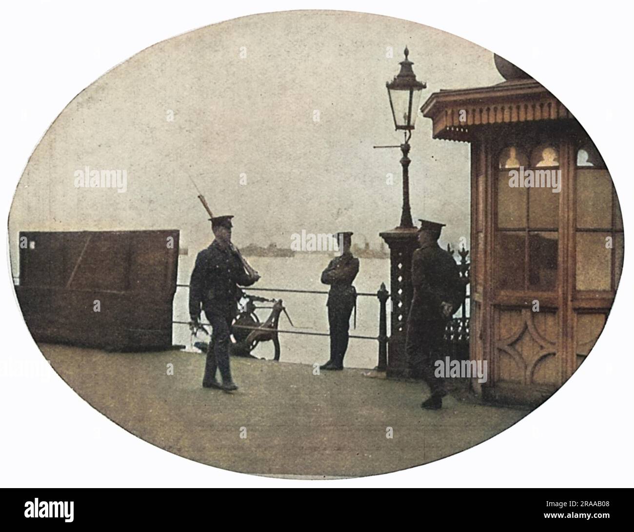 Con lo scoppio della guerra, si prendono precauzioni guardie montate su luoghi di importanza strategica. Qui il molo di dover è messo sotto guardia armata. Data: Ago-14 Foto Stock